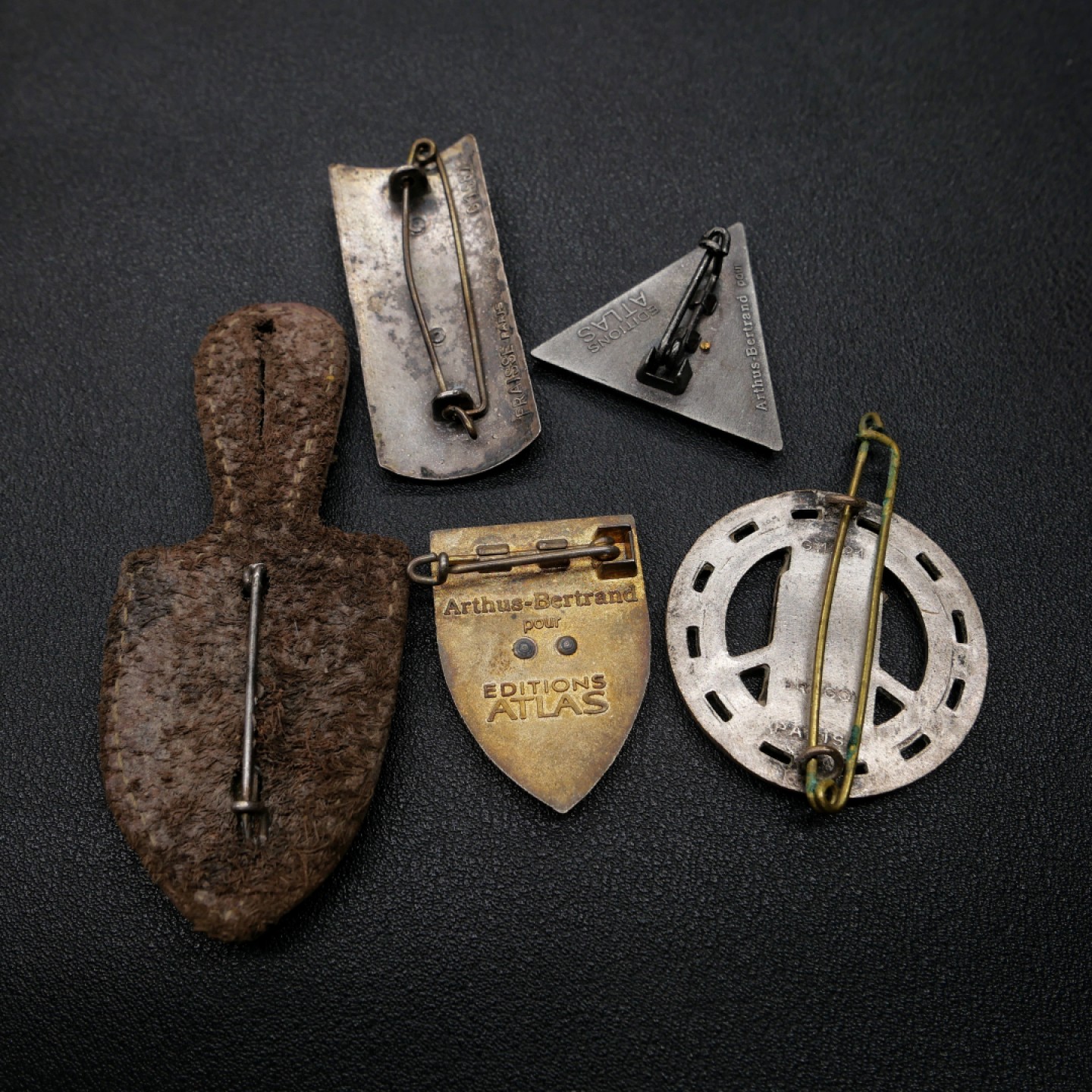 勋章奖章交易所3月25日拍卖 法国徽章一套，5枚一组带背针