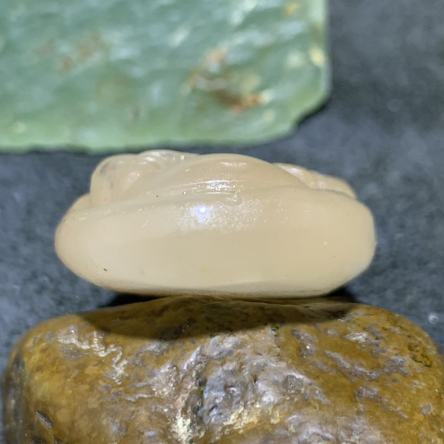 天然新疆高玉化三彩玉雕刻招财弥勒佛吊坠一个，