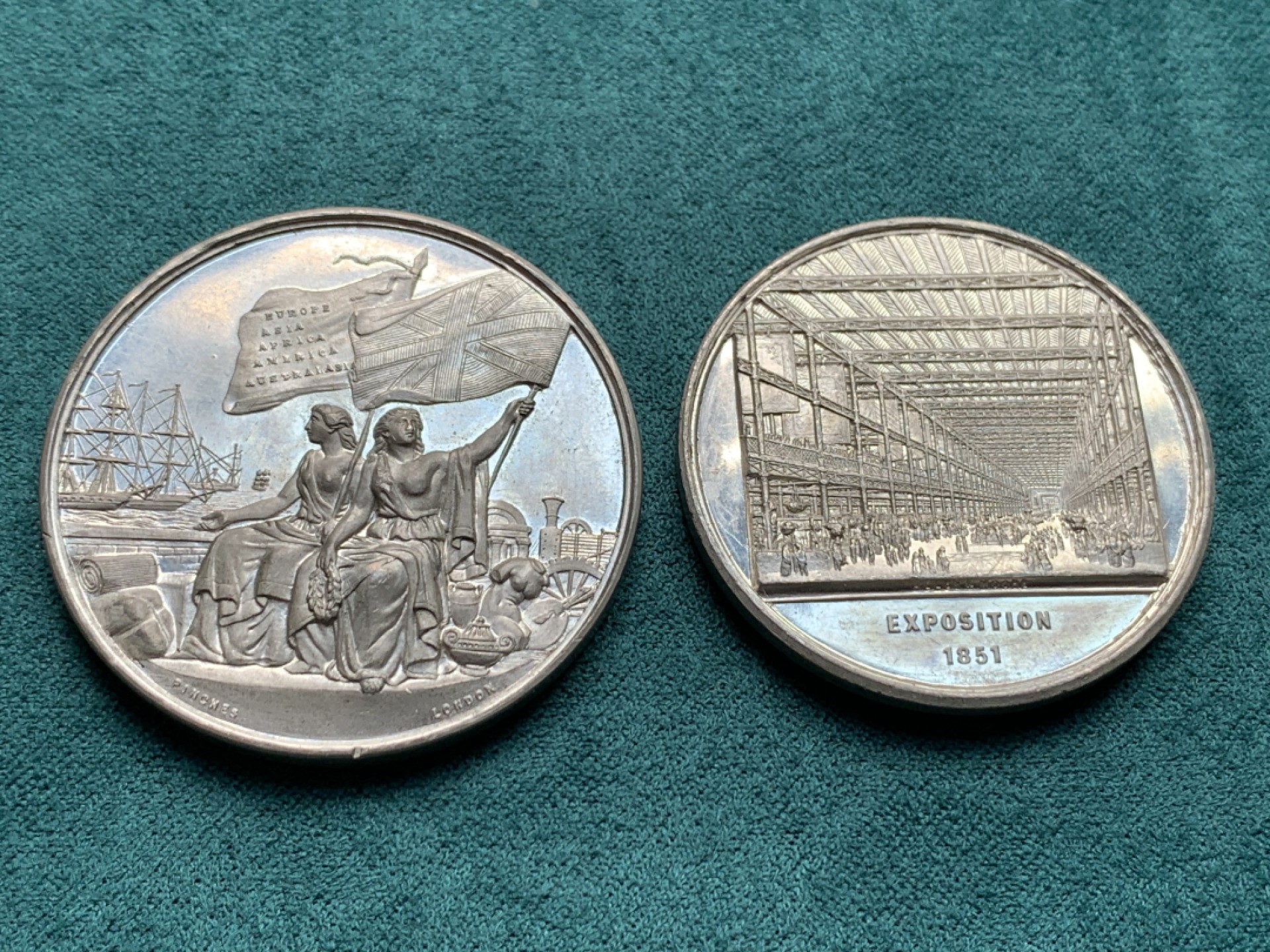《竞宝斋》第146场-周日，周一 2场 (全场包邮) 英国世博纪念章2枚 状态良好，高点具在，1851年世博会纪念章一枚，以及1862年世博会纪念章，白金属，都是少见品种。细节描写的非常好 41.5mm，38.7mm