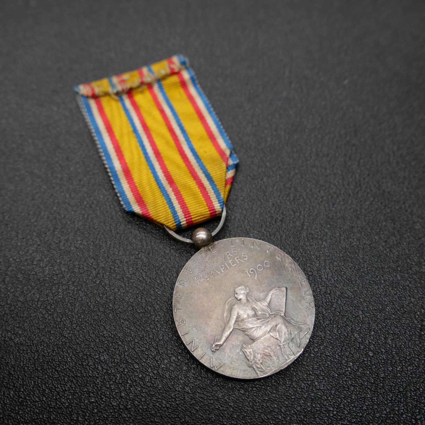 勋章奖章交易所3月25日拍卖 法国罗蒂版消防奖章，银质侧边铭