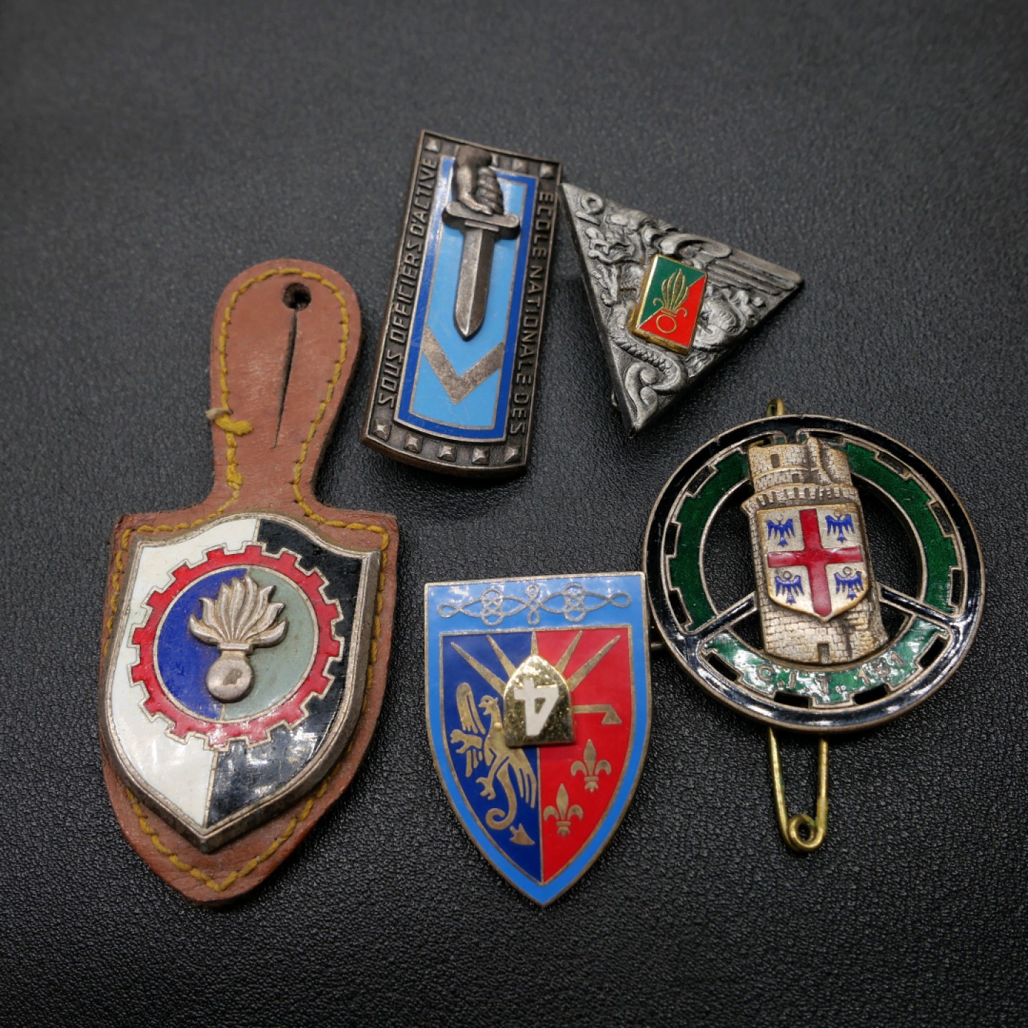 勋章奖章交易所3月25日拍卖 法国徽章一套，5枚一组带背针