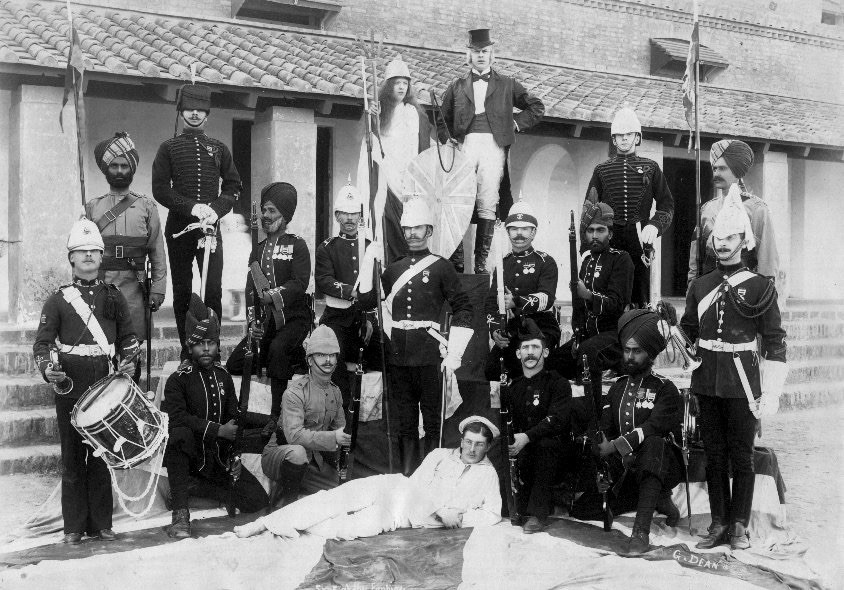 盛世勋华——号角文化勋章邮票专场拍卖第285期 英国1900八国联军侵华奖章 银制带边铭 极少见带北京救援条 授予英国皇家海军恩底弥翁巡洋舰的二等兵伦内尔，该舰7350吨，622人，1900年不仅参与了进攻天津大沽口炮台，更是派兵参与了攻占北京的行动（共291人获得了北京条），该奖章授予1900年6月～8月14日跟随八国联军进攻北京的英军（该条只发到8.14日联军攻入北京，8.15号之后所有人都没条）实发仅有一千多枚，数量极为少见