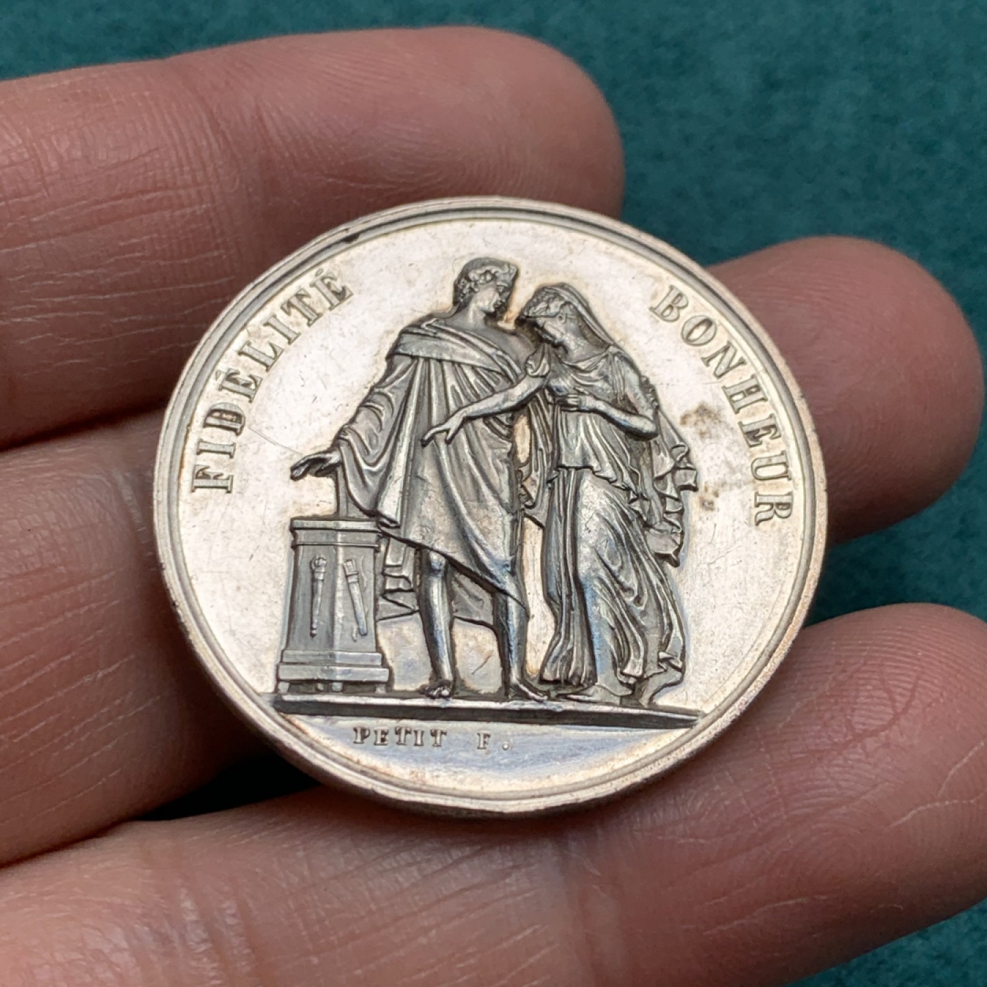 《竞宝斋》第146场-周日，周一 2场 (全场包邮) 法国结婚纪念银章  重量：16.1gr  直径：34mm 边铭：蜜蜂+银标