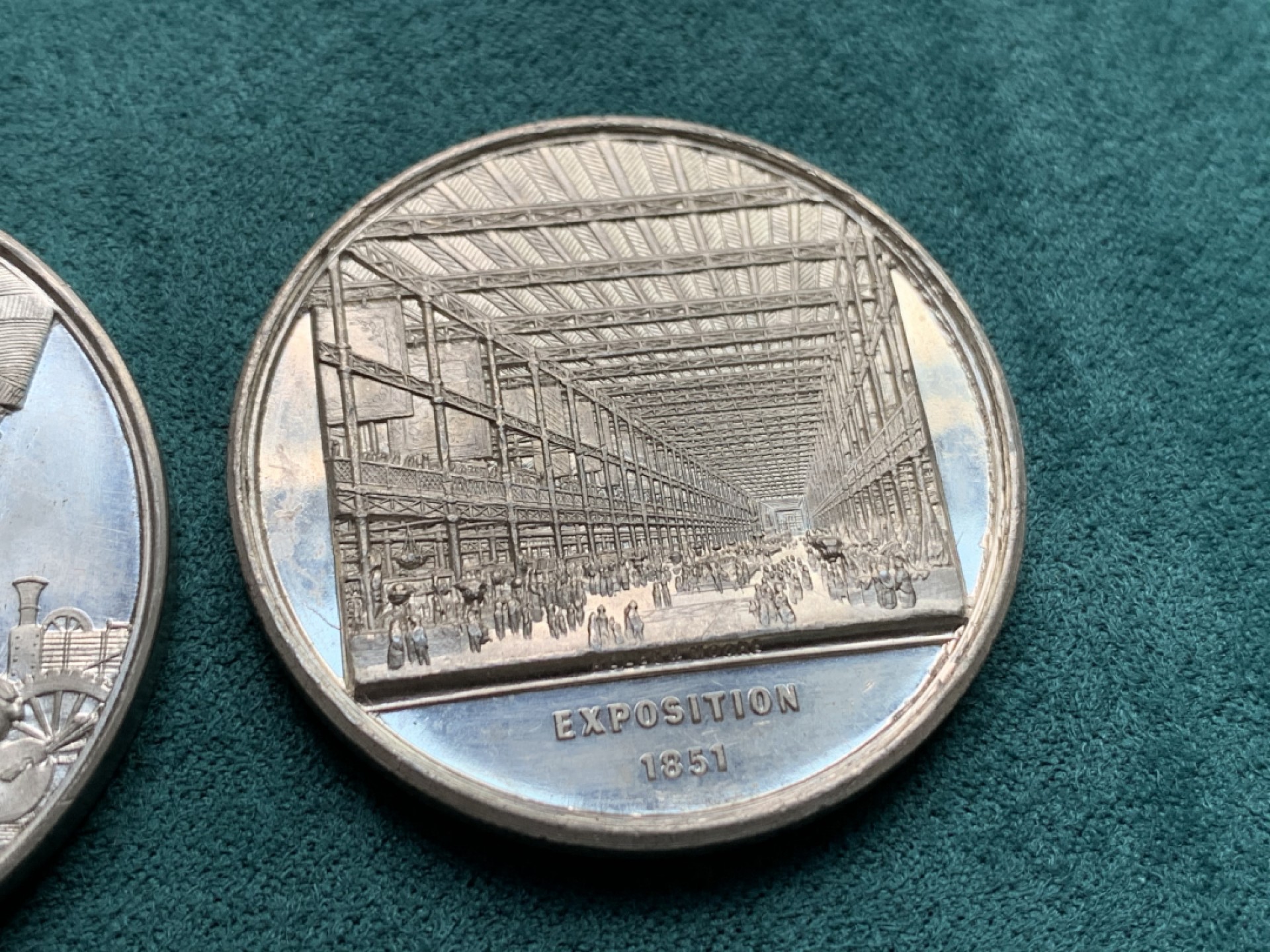 《竞宝斋》第146场-周日，周一 2场 (全场包邮) 英国世博纪念章2枚 状态良好，高点具在，1851年世博会纪念章一枚，以及1862年世博会纪念章，白金属，都是少见品种。细节描写的非常好 41.5mm，38.7mm