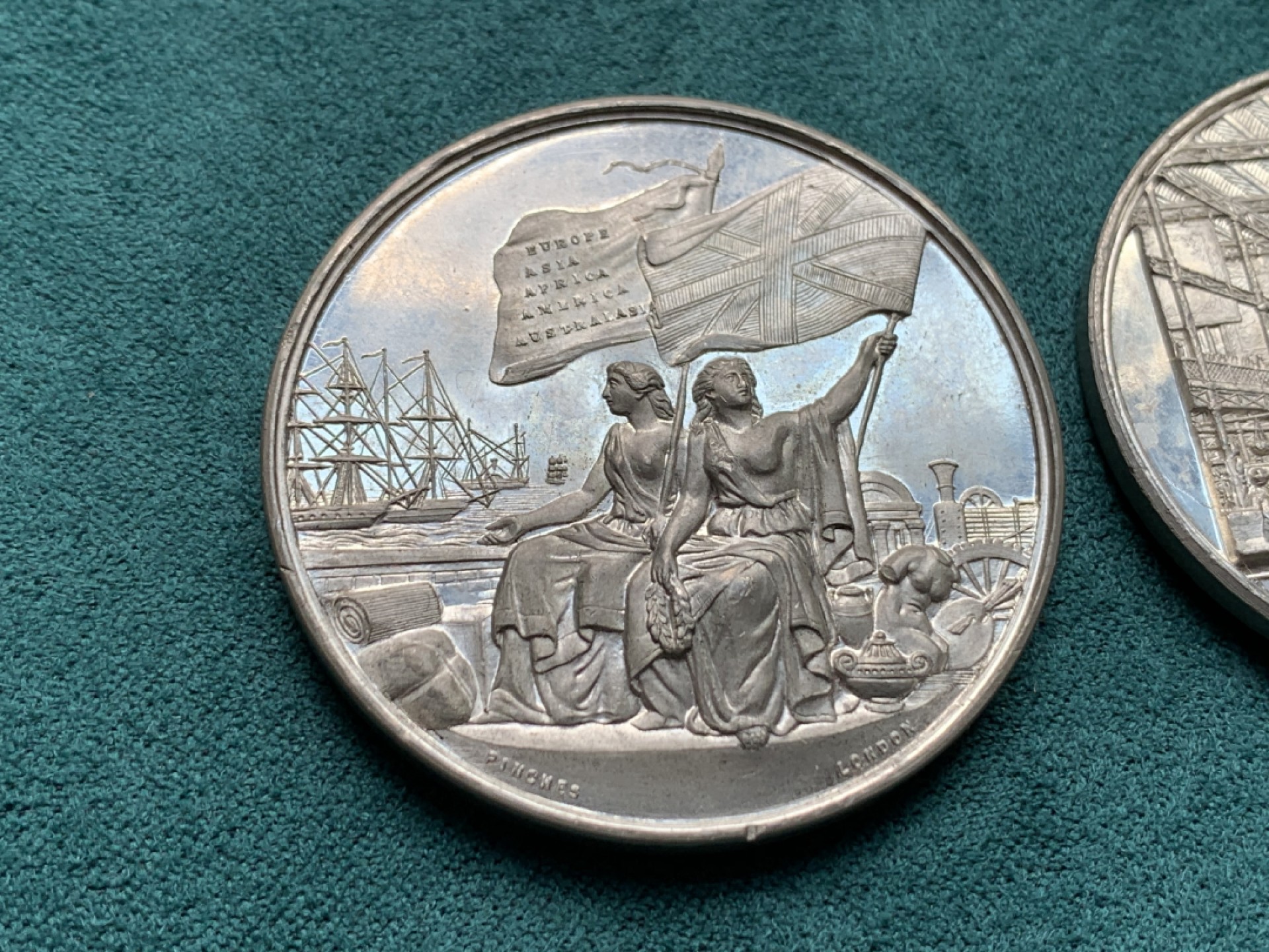 《竞宝斋》第146场-周日，周一 2场 (全场包邮) 英国世博纪念章2枚 状态良好，高点具在，1851年世博会纪念章一枚，以及1862年世博会纪念章，白金属，都是少见品种。细节描写的非常好 41.5mm，38.7mm