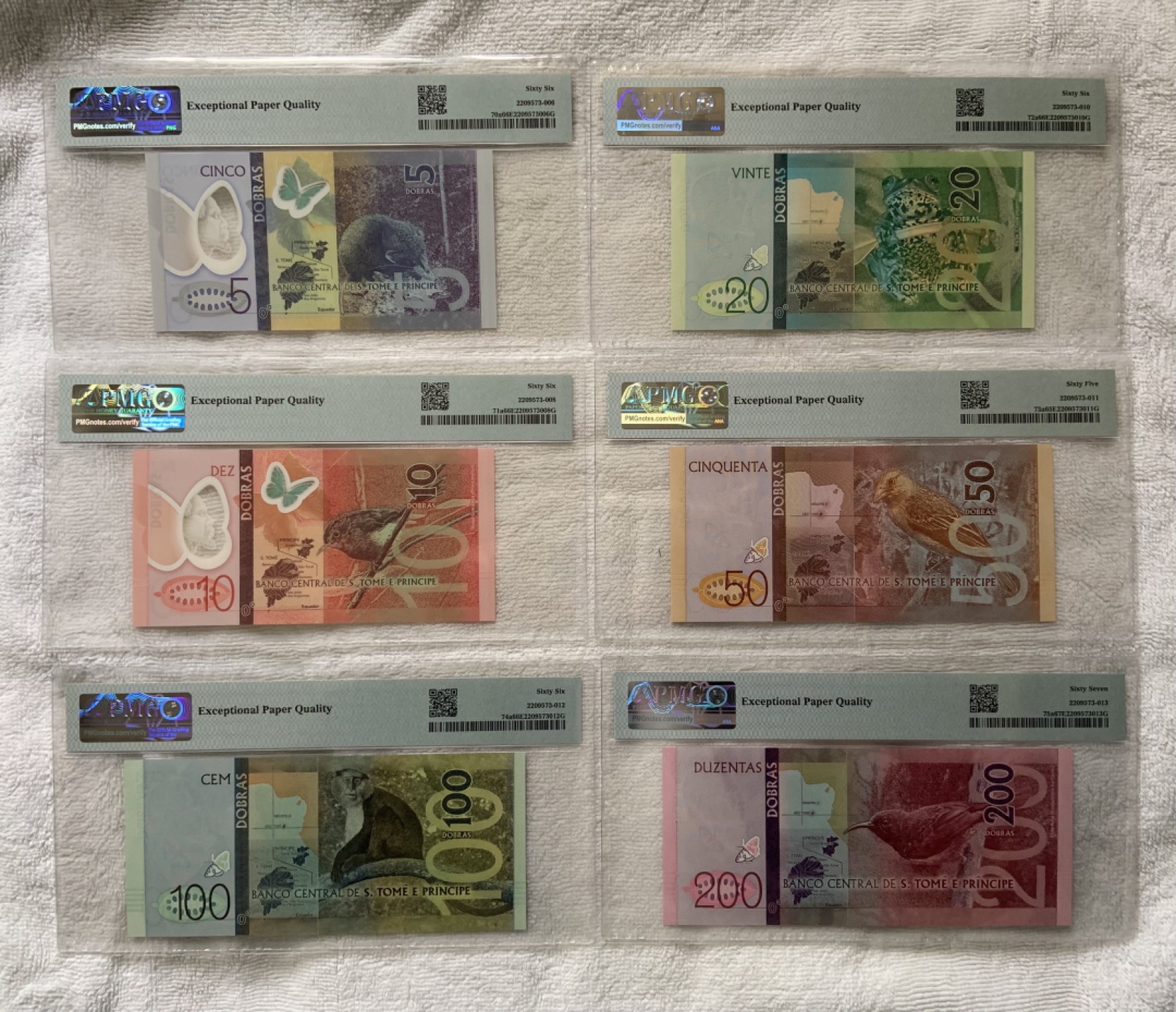 收藏联盟Quantum Auction 第242期拍卖  圣多美和普林西比2016年5-200多巴斯首发冠全同百位号 PMG65-67  号码无47且为倒置号 第二个字母是面值代码