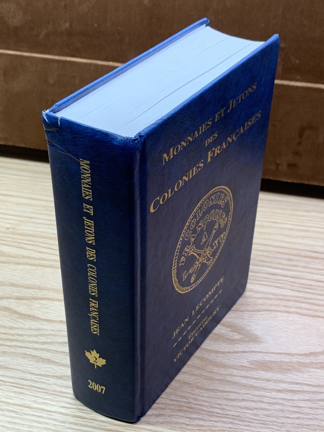 《竞宝斋》第146场-周日，周一 2场 (全场包邮) 市场少见 法国jetons 法国殖民地钱币目录/1498年--至今，736页，书尾有详细的英文对照索引，查询币非常方便 Monnaies et jetons des colonies françaises / Jean Lecompte