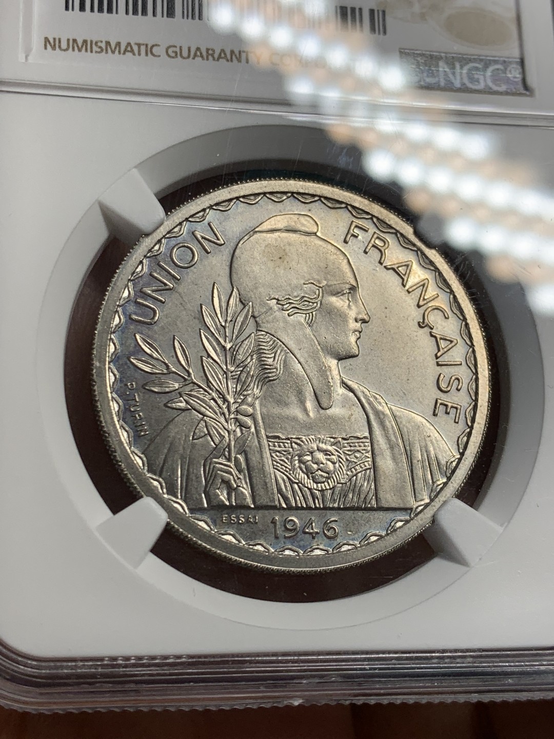 《竞宝斋》第146场-周日，周一 2场 (全场包邮) NGC MS62 1946年法国属印支1皮亚斯特铜镍合金样币，发行量仅1100枚（记录在册）！非常稀少的大珍，签字版样币。essai为样币的意思，觉应该是SP才对，不知道为什么给了MS。66分最新成交价为5200元。