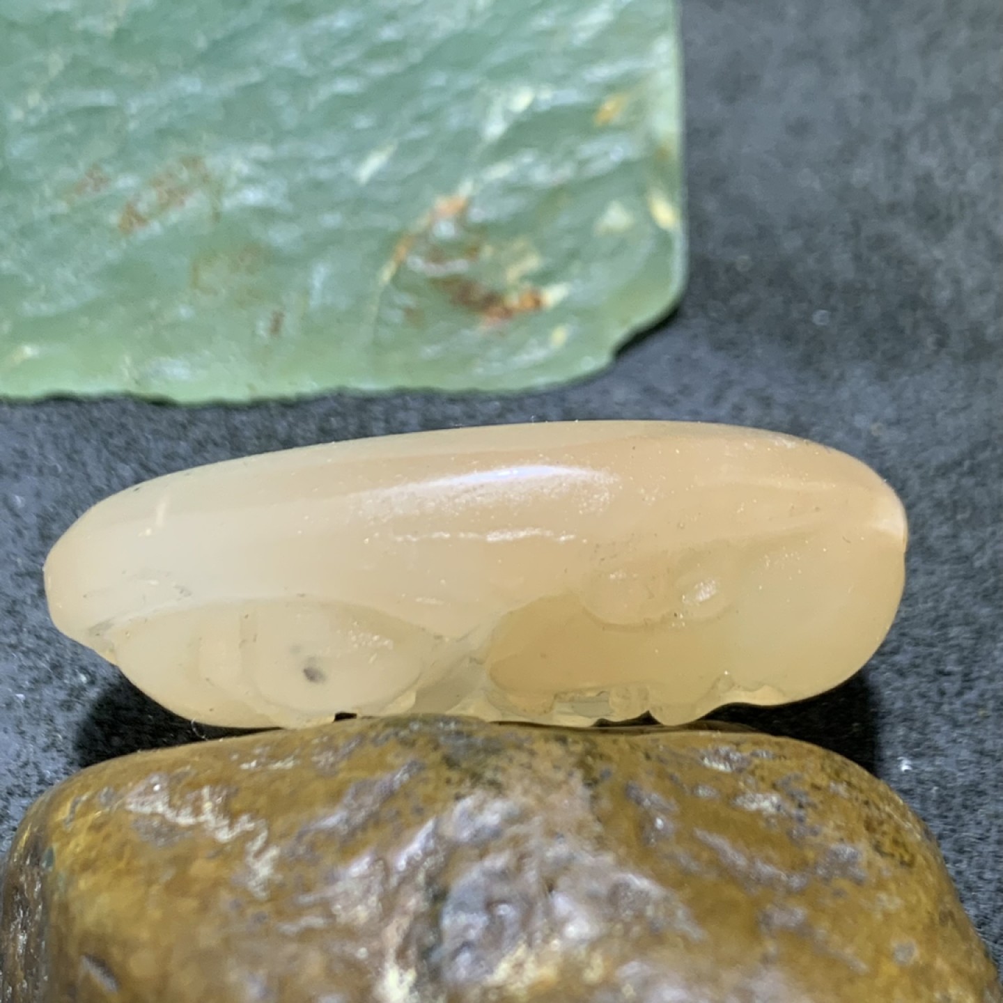 天然新疆高玉化三彩玉雕刻招财弥勒佛吊坠一个，