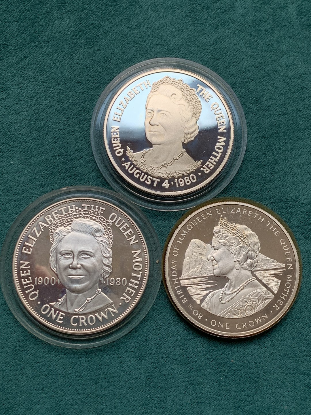 《竞宝斋》第146场-周日，周一 2场 (全场包邮) 马恩岛－直布罗陀-特里斯坦达库尼亚1980年女王母亲1克朗精制纪念银币3枚套