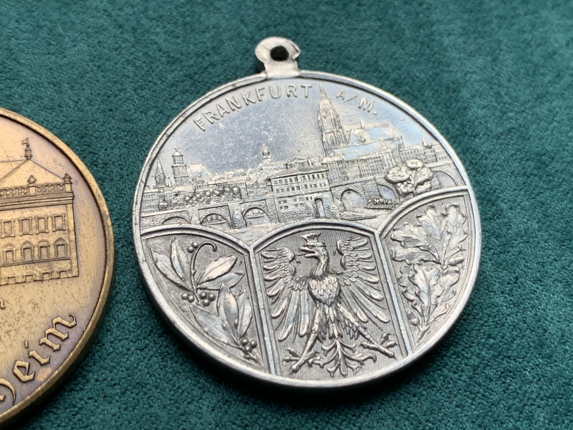 《竞宝斋》第146场-周日，周一 2场 (全场包邮) 德国纪念章2枚，白色金属为德国1912年一战法兰克福射击节纪念章，39.3mm,作者juli steulm,价格倒挂，国外numisbids拍卖成交价为55欧元，另外一枚为巴伐利亚选帝侯马克西米利安二世（Maximilian II. Emanuel；1662年7月11日-1726年2月26日）纪念章。40.3mm，39.2mm