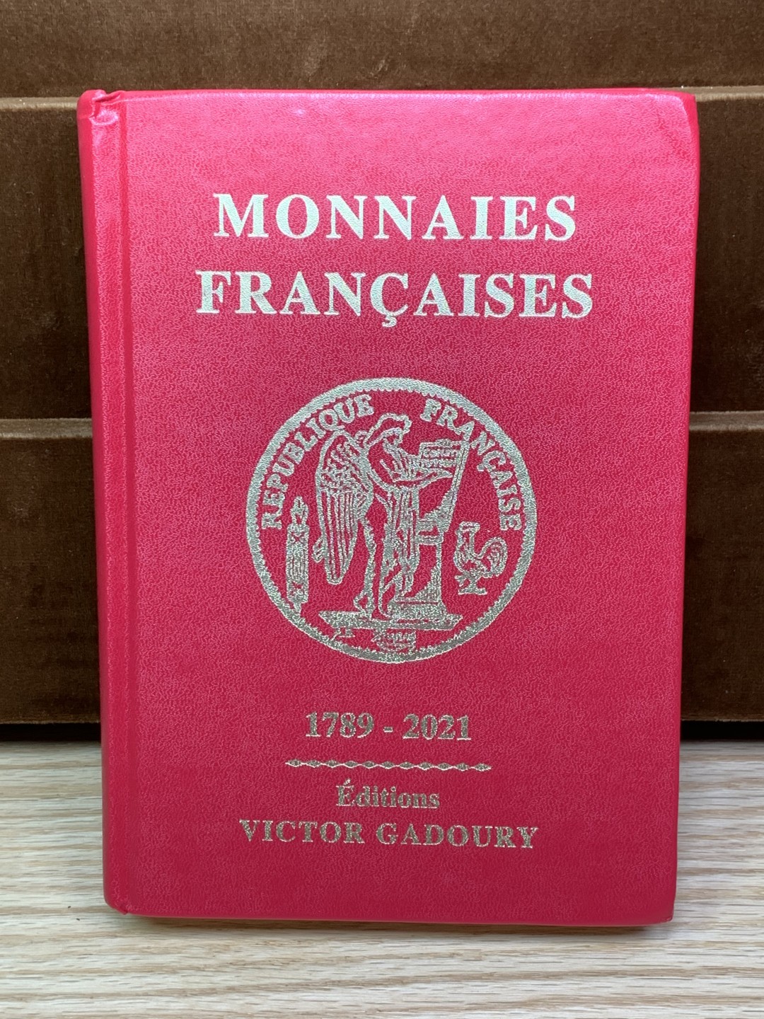 《竞宝斋》第146场-周日，周一 2场 (全场包邮) 全新刚拆封，最新版gadour法国硬币目录（1789-2021），最畅销的法国硬币目录之一，584页。法系玩家收藏必备工具书。