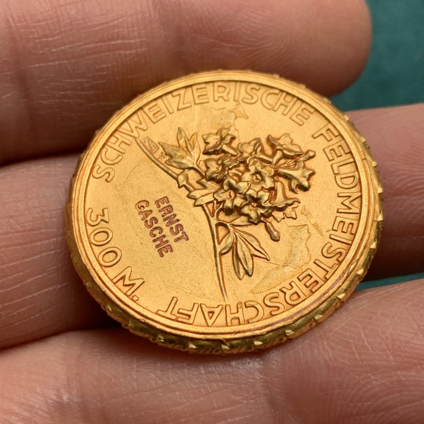 《竞宝斋》第146场-周日，周一 2场 (全场包邮) 1920-1930年代 瑞士射击节 300米步枪射击纪念银镀金纪念章，发行量小于500枚，重量14.7克。直径30MM 细节见图