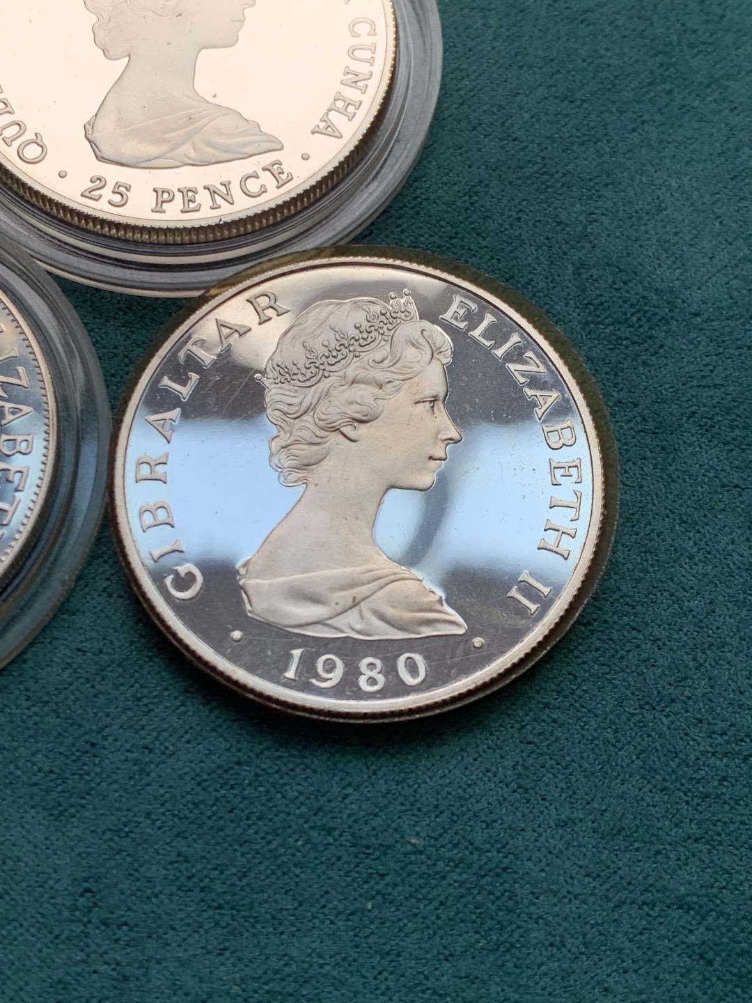 《竞宝斋》第146场-周日，周一 2场 (全场包邮) 马恩岛－直布罗陀-特里斯坦达库尼亚1980年女王母亲1克朗精制纪念银币3枚套