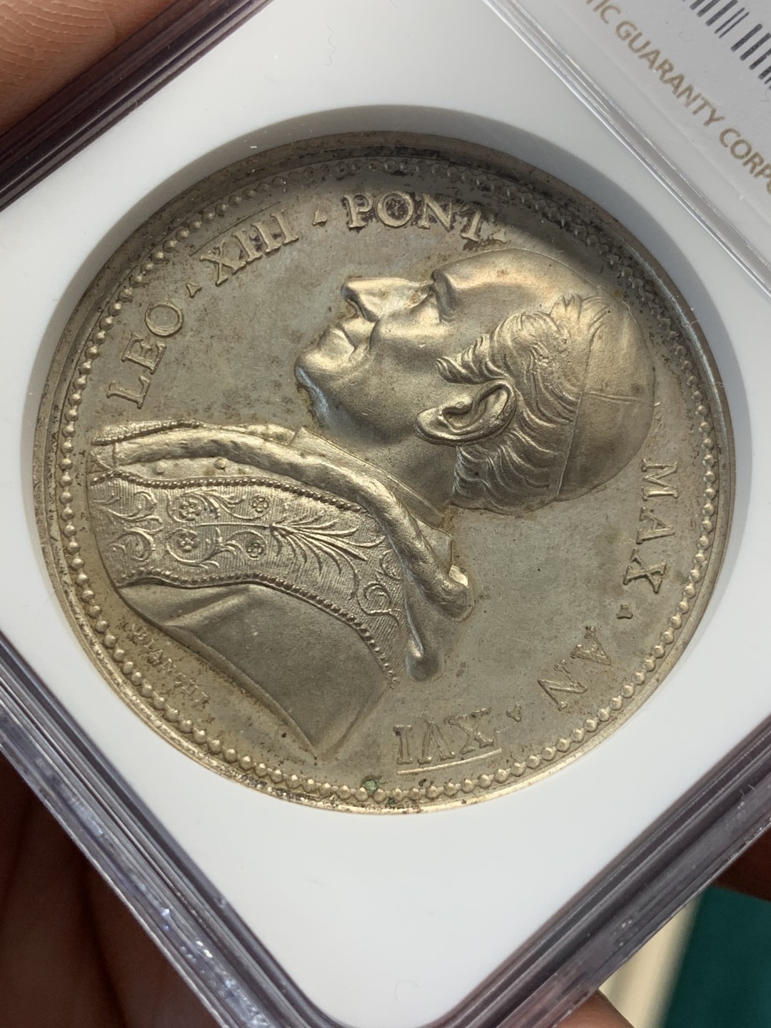 《竞宝斋》第146场-周日，周一 2场 (全场包邮) NGC MS64 教皇国 梵蒂冈 1893年 利奥十三世 教皇祝圣纪念 镀银铜章 高浮雕设计 细节惊人 加厚盒装 可藏