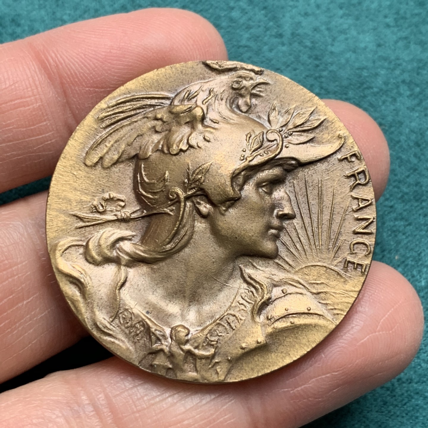 《竞宝斋》第146场-周日，周一 2场 (全场包邮) 法国玛丽安娜公鸡头盔铜章  直径：40mm  重量：29.5g  边铭：厂标