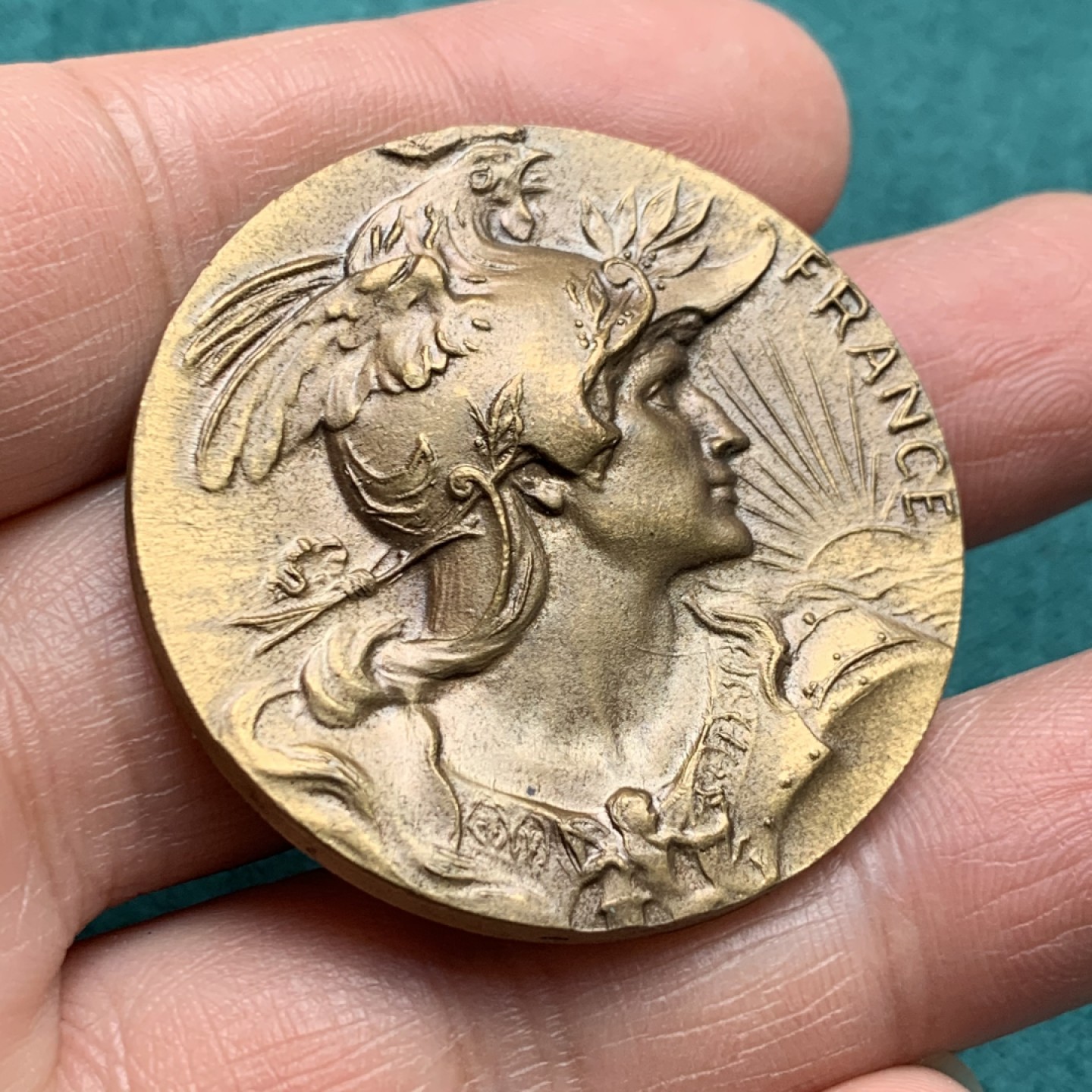 《竞宝斋》第146场-周日，周一 2场 (全场包邮) 法国玛丽安娜公鸡头盔铜章  直径：40mm  重量：29.5g  边铭：厂标