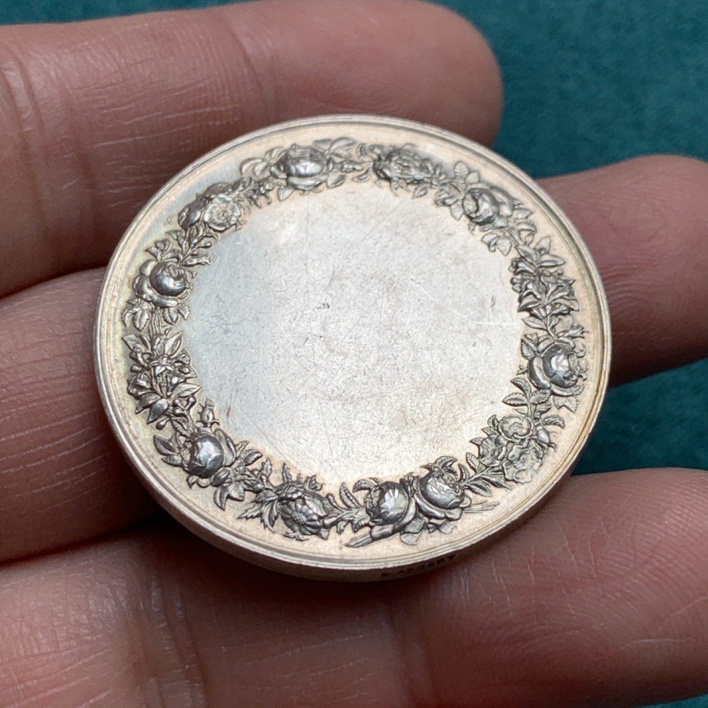 《竞宝斋》第146场-周日，周一 2场 (全场包邮) 法国结婚纪念银章  重量：21.7gr  直径：36mm 边铭：蜜蜂+银标 牧师祝福 少见品种