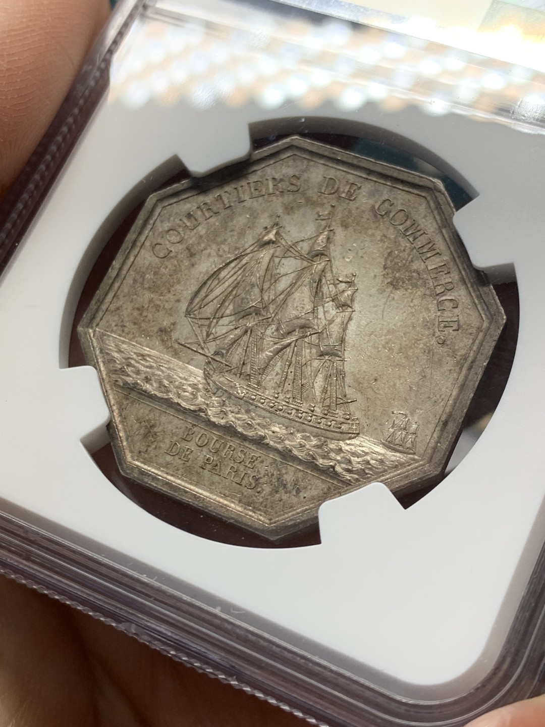 《竞宝斋》第146场-周日，周一 2场 (全场包邮) NGC MS62 法国 路易十八头像 巴黎商业 八角银质代币 背面帆船细节满满