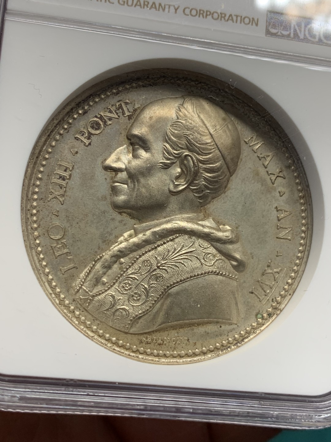 《竞宝斋》第146场-周日，周一 2场 (全场包邮) NGC MS64 教皇国 梵蒂冈 1893年 利奥十三世 教皇祝圣纪念 镀银铜章 高浮雕设计 细节惊人 加厚盒装 可藏