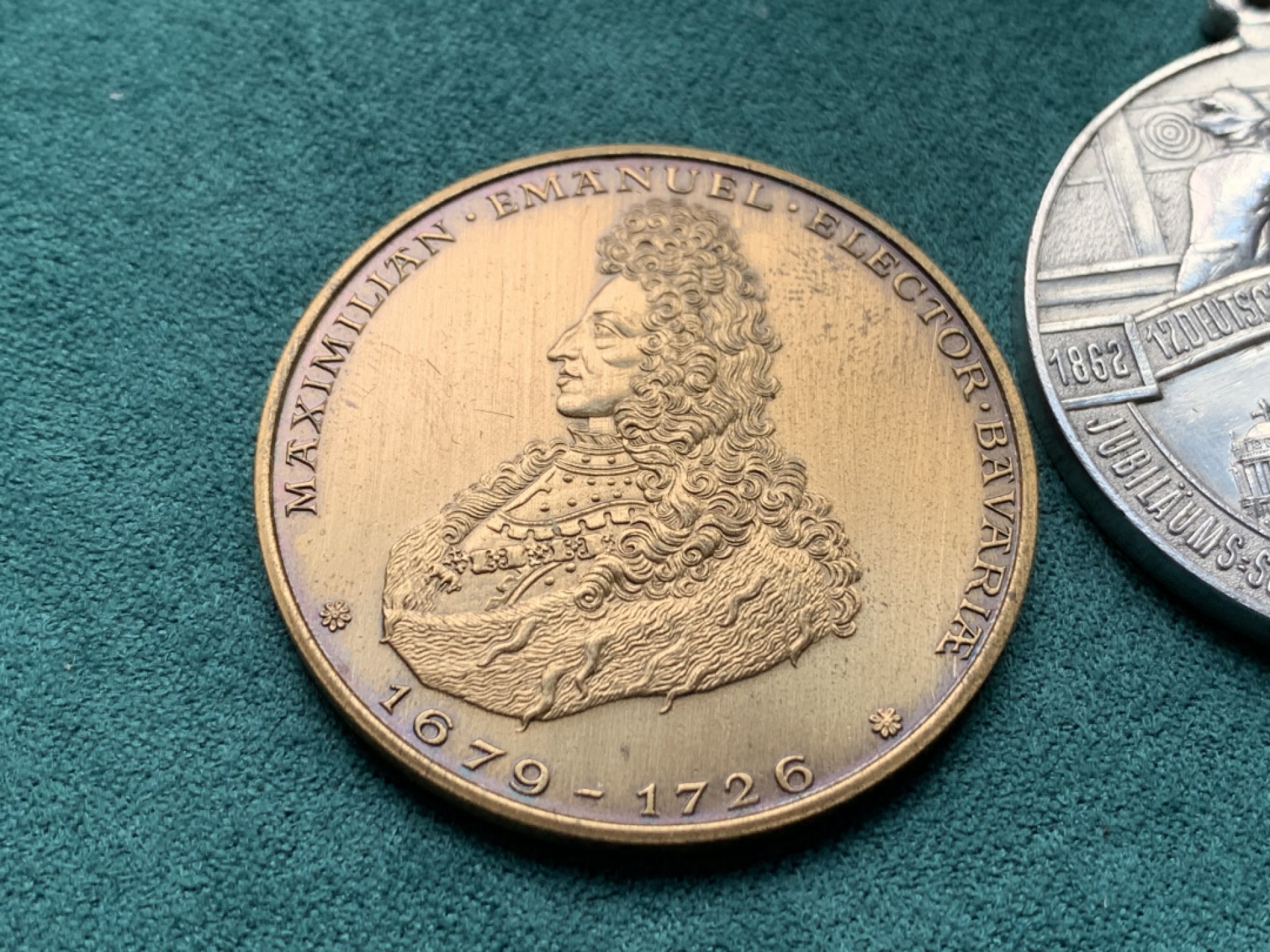 《竞宝斋》第146场-周日，周一 2场 (全场包邮) 德国纪念章2枚，白色金属为德国1912年一战法兰克福射击节纪念章，39.3mm,作者juli steulm,价格倒挂，国外numisbids拍卖成交价为55欧元，另外一枚为巴伐利亚选帝侯马克西米利安二世（Maximilian II. Emanuel；1662年7月11日-1726年2月26日）纪念章。40.3mm，39.2mm