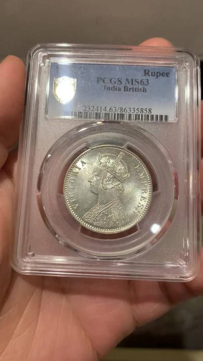 《竞宝斋》第146场-周日，周一 2场 (全场包邮) PCGS-MS63 英属印度1887 维多利亚（小维）卢比 卷拆原光，品相完美