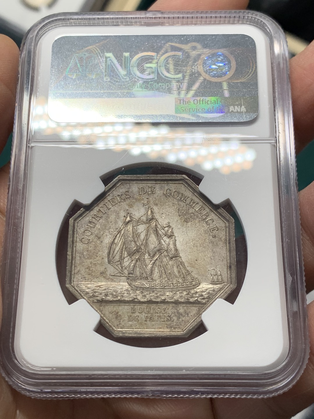 《竞宝斋》第146场-周日，周一 2场 (全场包邮) NGC MS62 法国 路易十八头像 巴黎商业 八角银质代币 背面帆船细节满满