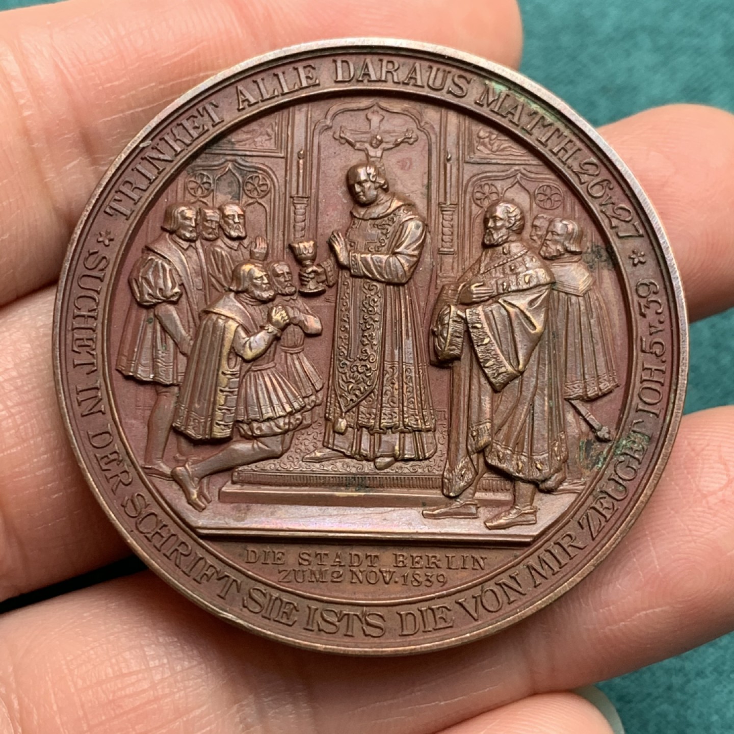 《竞宝斋》第146场-周日，周一 2场 (全场包邮) 1839年德国布兰登堡宗教改革300周年大直径铜章，宗教教廷系列经典品种之一，细节满满，背面中间耶稣受难小像的腹肌线条肉眼清晰可见 52克 45mm