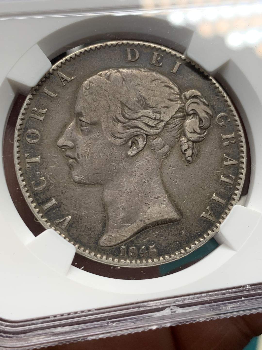 《竞宝斋》第146场-周日，周一 2场 (全场包邮) NGC-XF40 英国1845年小维克朗，少见品种小版别，流通品的自藏状态，黑彩原包浆，背面深色五彩