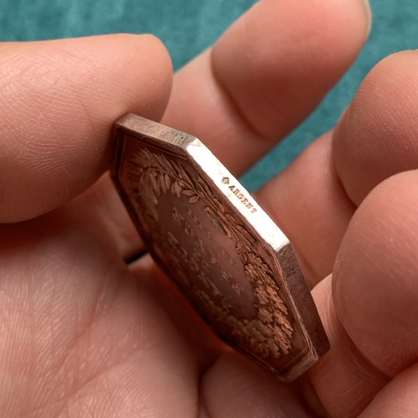 《竞宝斋》第146场-周日，周一 2场 (全场包邮) 法国 1860-1879 法兰西银行银质八角代币   重量：24.8gr 36.5mm 边铭：蜜蜂+银标