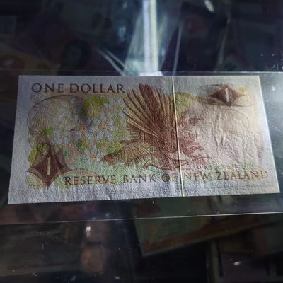 【世界钱币收藏】精选微拍第57期暨2023年第四期 裸钞专场 【一口价售出勿出价【】新西兰1元 高冠女王 全新绝品狮子号补号3333