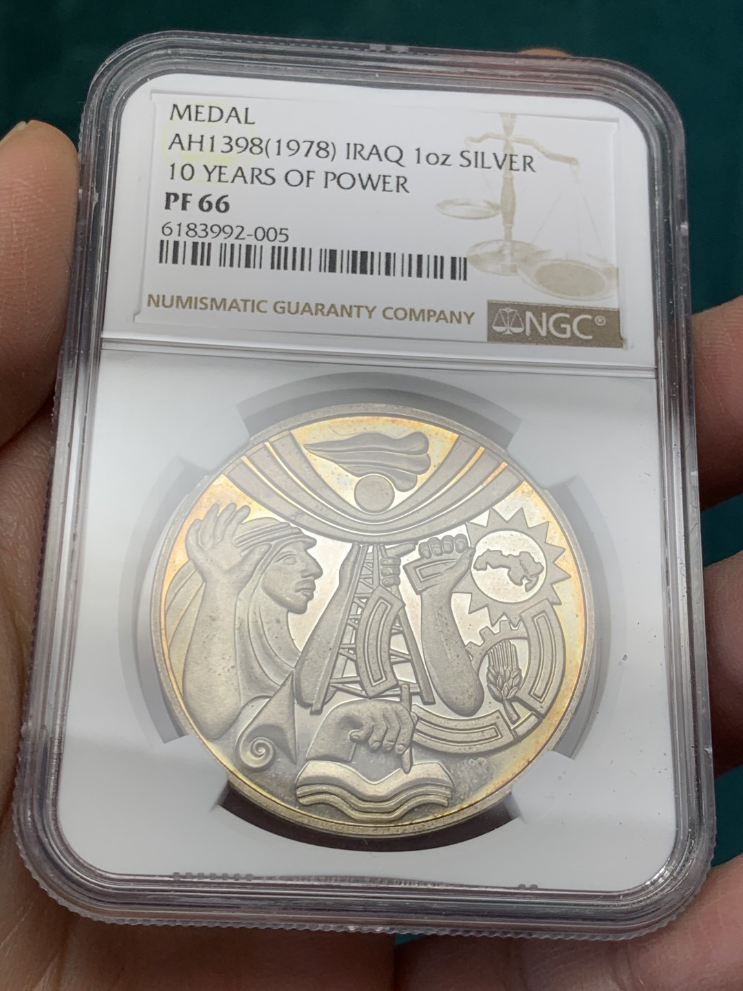 《竞宝斋》第146场-周日，周一 2场 (全场包邮) NGC-PF66 伊拉克AH1398年 十周年革命纪念 1盎司银章 淡彩包浆 非常漂亮