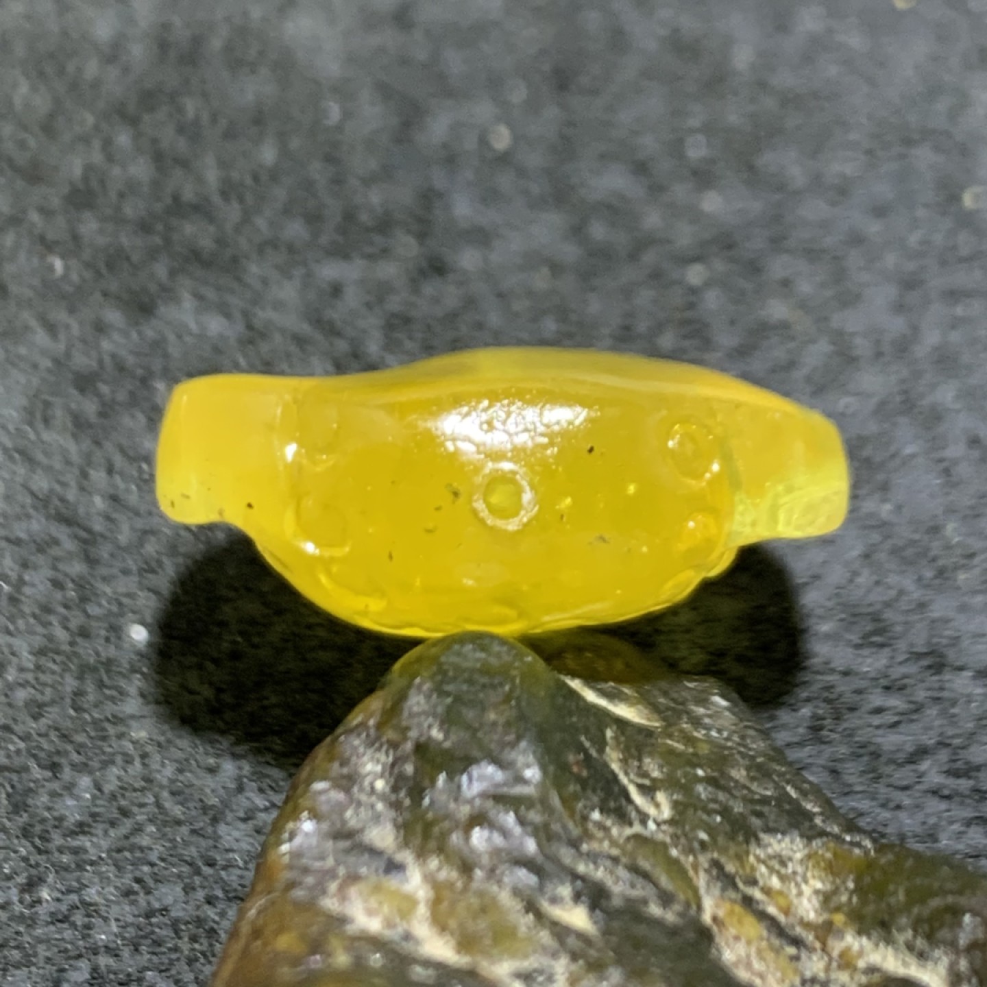 精美天然蜜蜡雕刻大象随形背云一个，