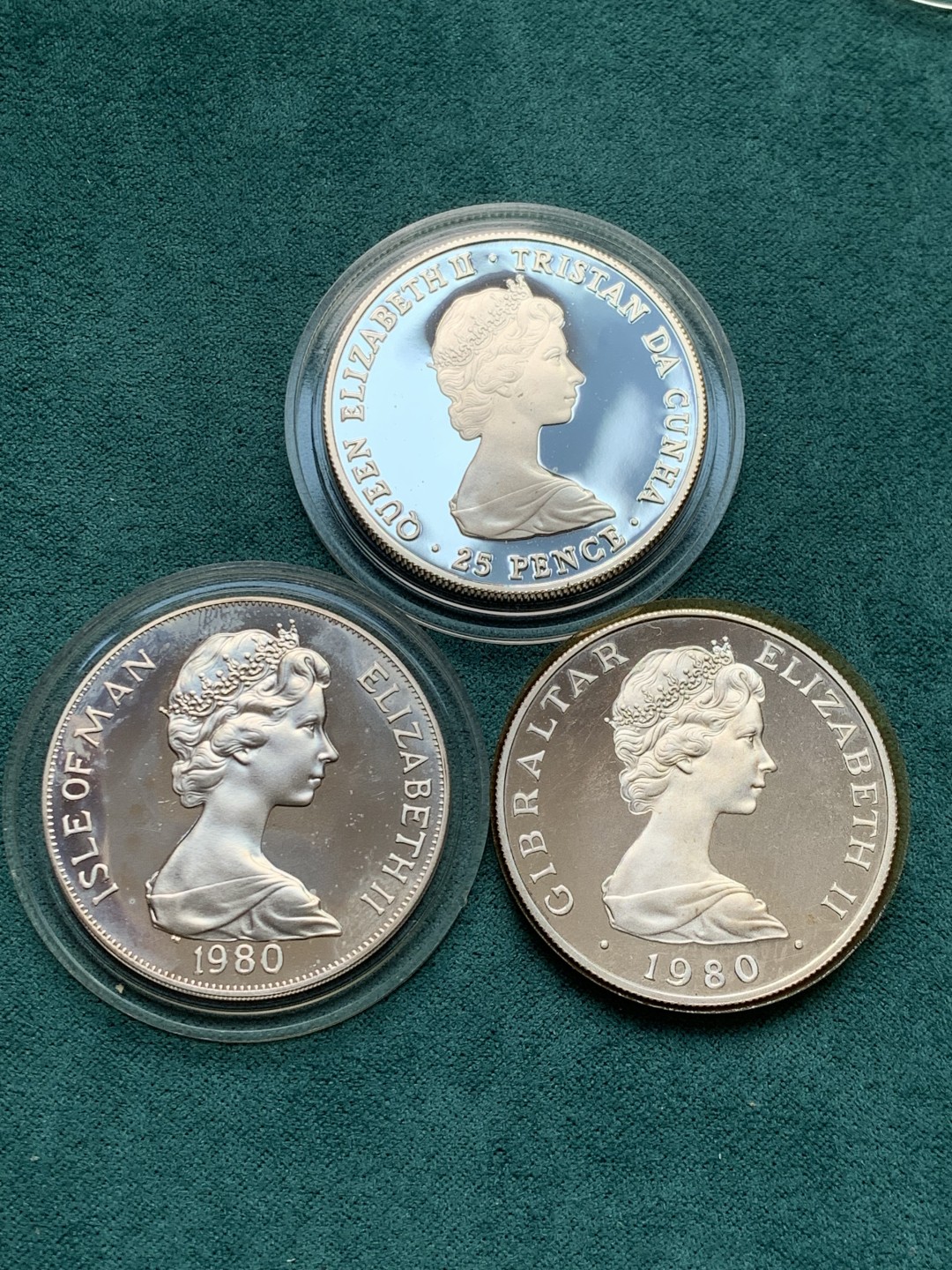 《竞宝斋》第146场-周日，周一 2场 (全场包邮) 马恩岛－直布罗陀-特里斯坦达库尼亚1980年女王母亲1克朗精制纪念银币3枚套