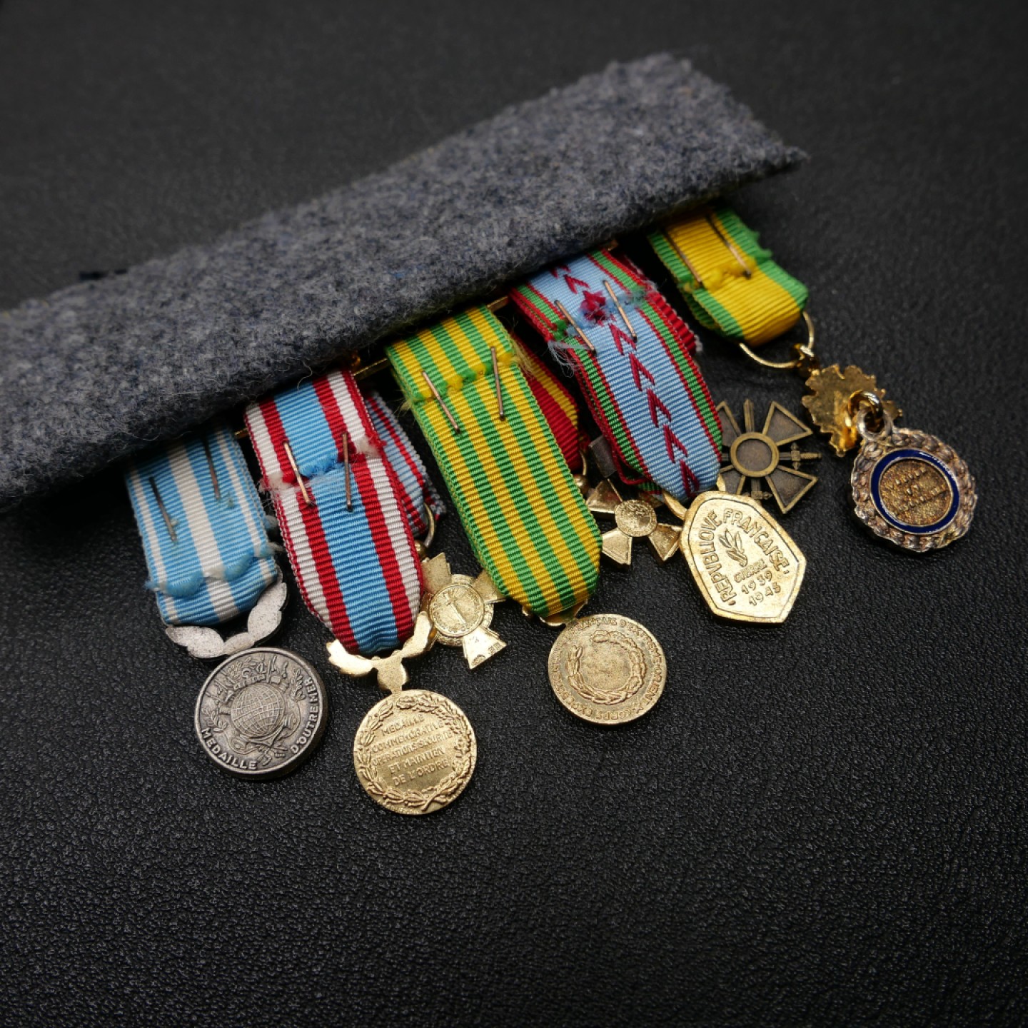 勋章奖章交易所3月25日拍卖 法国迷你奖章联排一组