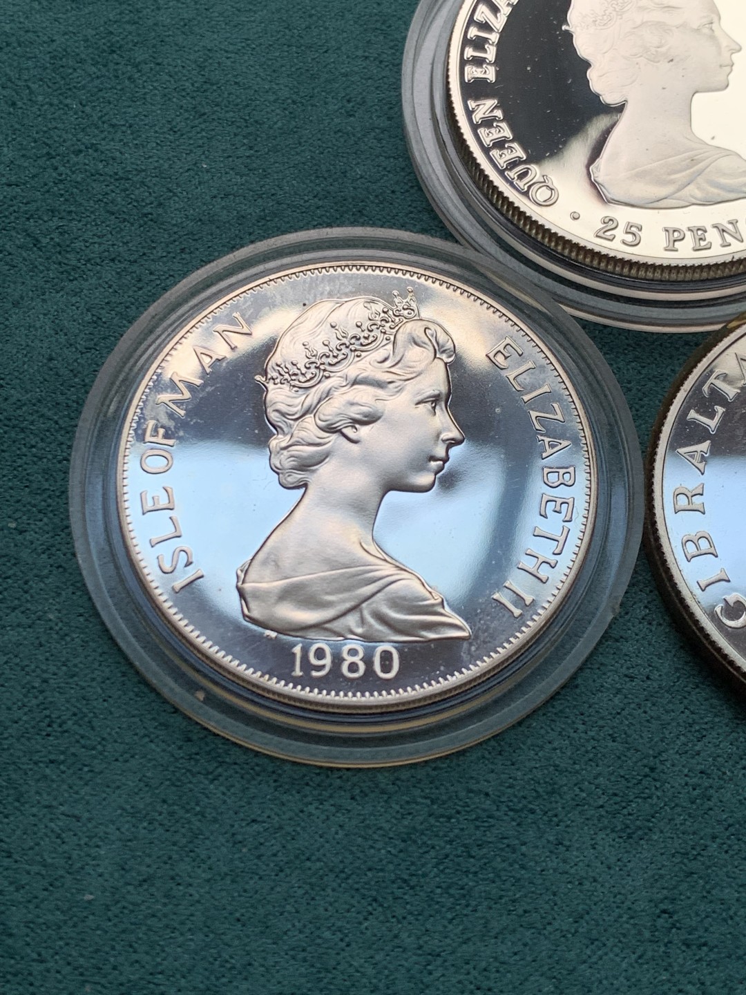 《竞宝斋》第146场-周日，周一 2场 (全场包邮) 马恩岛－直布罗陀-特里斯坦达库尼亚1980年女王母亲1克朗精制纪念银币3枚套