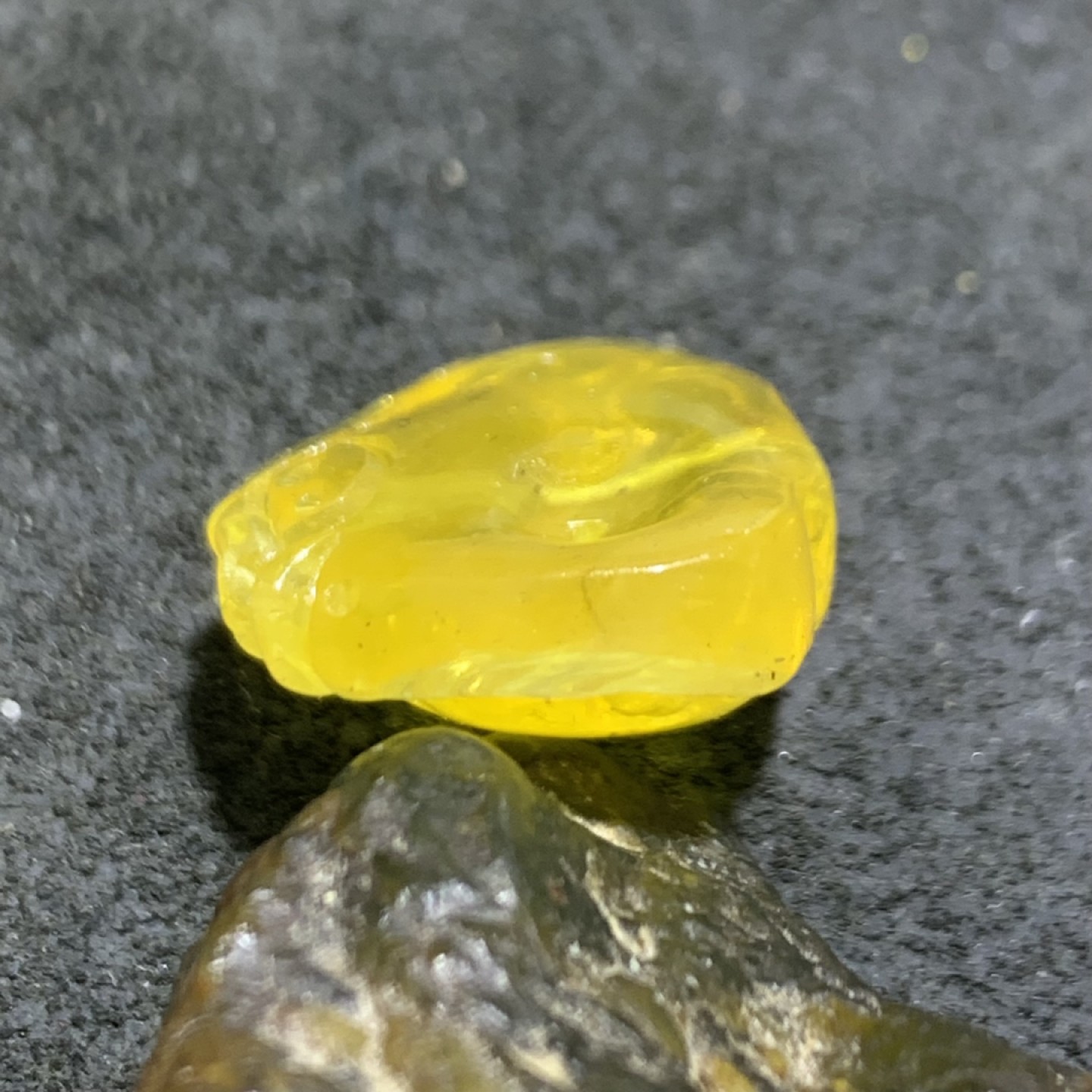 精美天然蜜蜡雕刻大象随形背云一个，