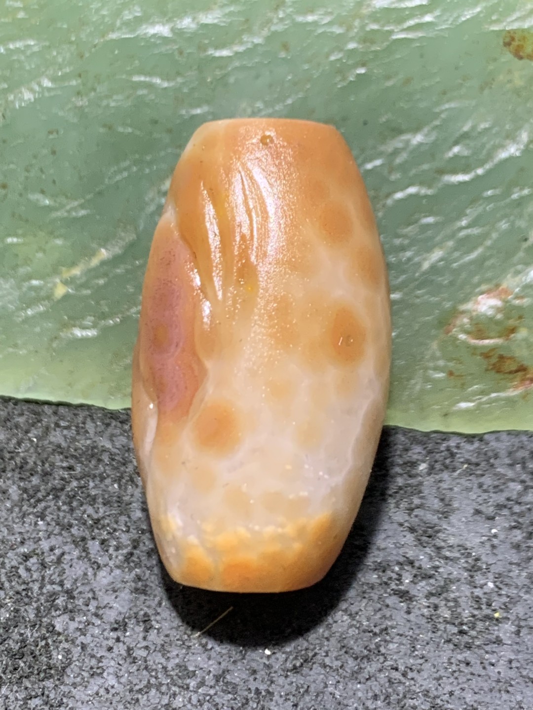 精美战国红玛瑙手工俏色巧雕刻海豚桶珠一颗！