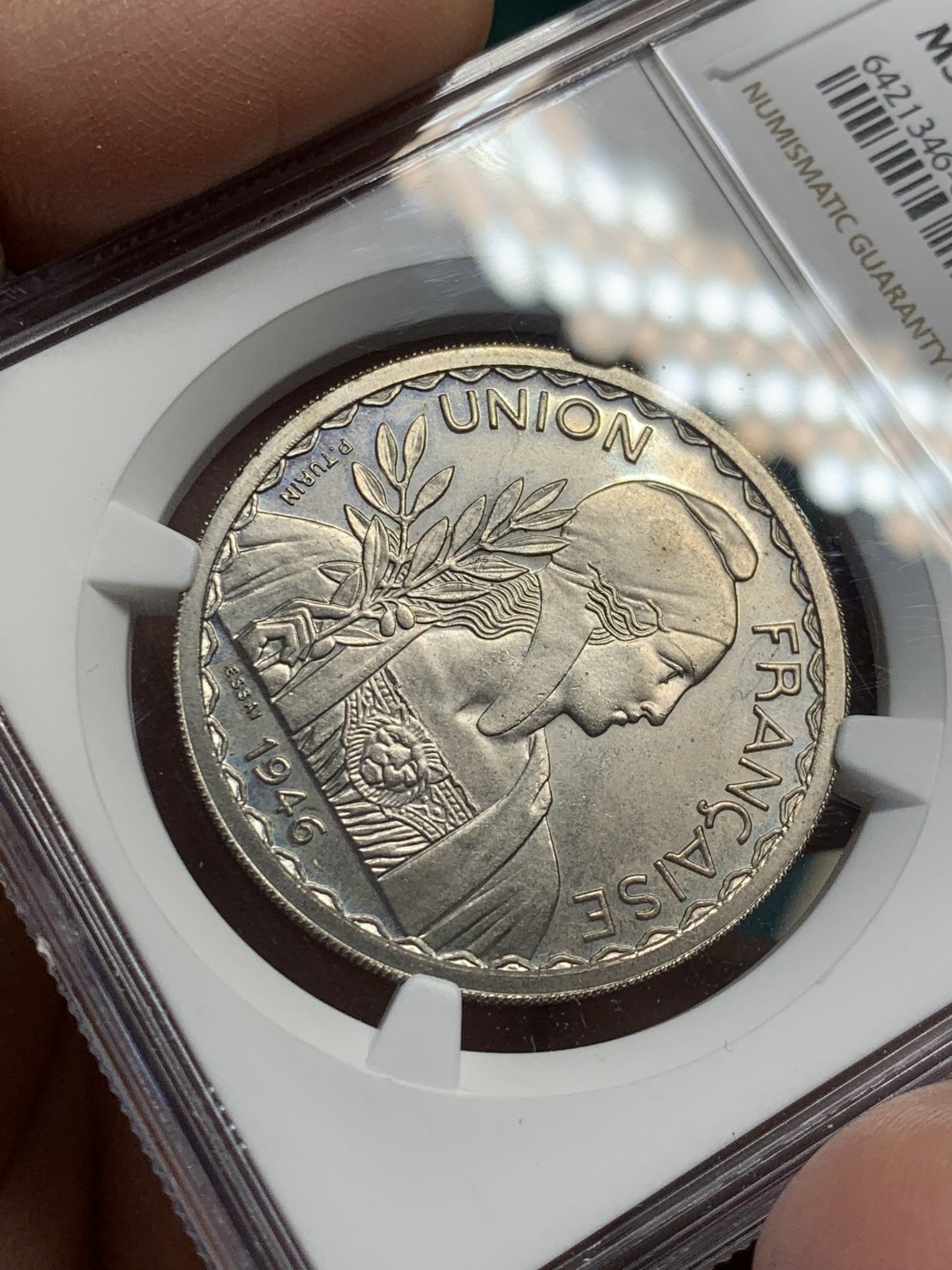 《竞宝斋》第146场-周日，周一 2场 (全场包邮) NGC MS62 1946年法国属印支1皮亚斯特铜镍合金样币，发行量仅1100枚（记录在册）！非常稀少的大珍，签字版样币。essai为样币的意思，觉应该是SP才对，不知道为什么给了MS。66分最新成交价为5200元。