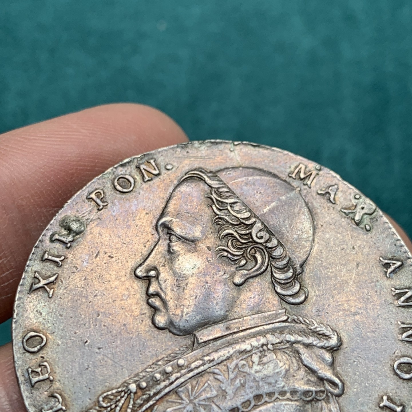 《竞宝斋》第146场-周日，周一 2场 (全场包邮) 梵蒂冈 1825年 教皇国 斯库多大银币，重量26.2g，黑泛彩 有焊接痕迹 细节见图