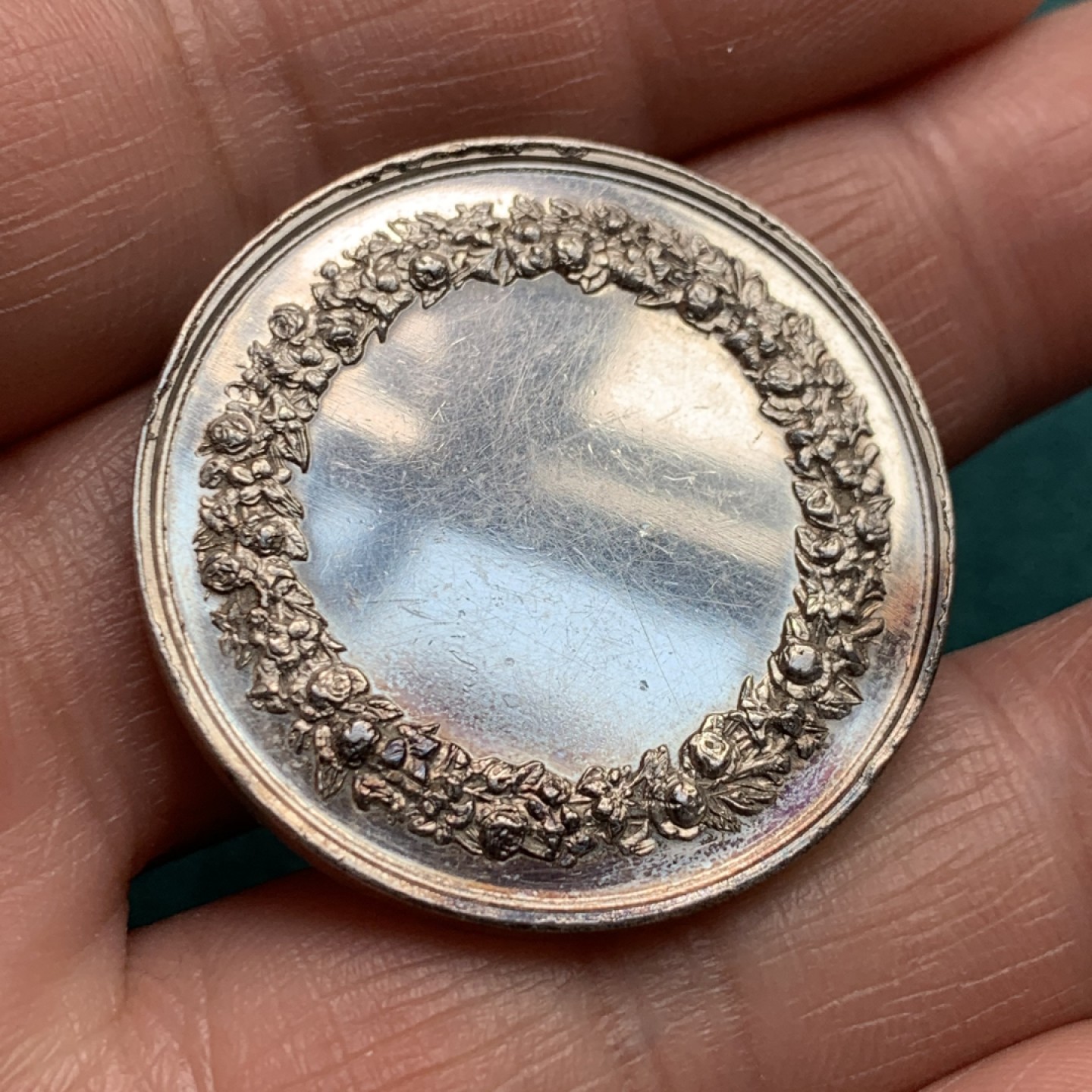 《竞宝斋》第146场-周日，周一 2场 (全场包邮) 法国结婚纪念银章  重量：16.1gr  直径：34mm 边铭：蜜蜂+银标