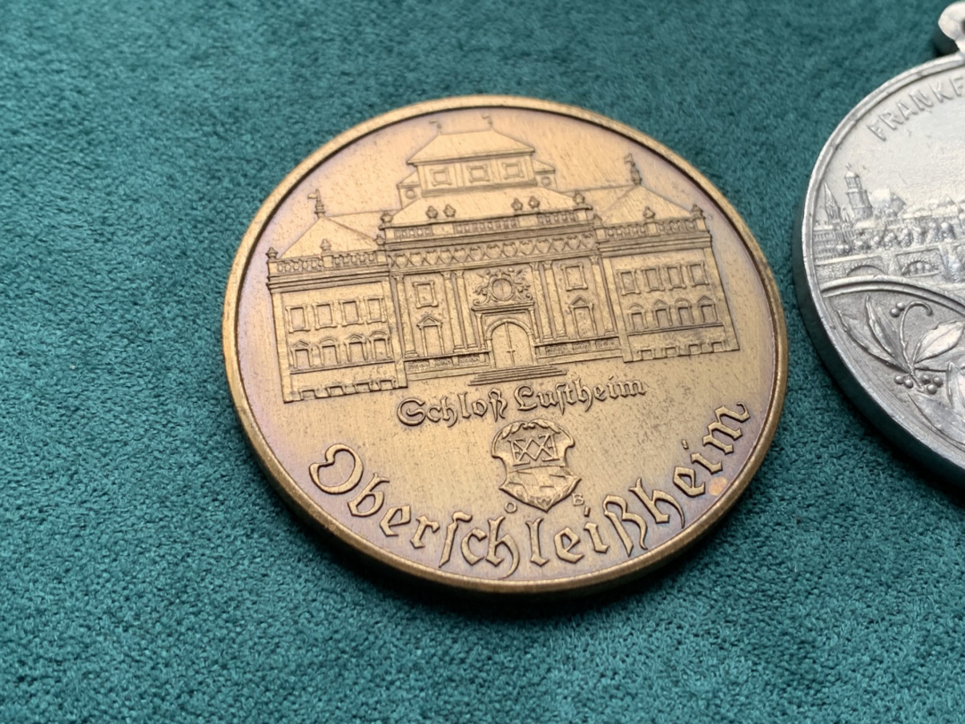 《竞宝斋》第146场-周日，周一 2场 (全场包邮) 德国纪念章2枚，白色金属为德国1912年一战法兰克福射击节纪念章，39.3mm,作者juli steulm,价格倒挂，国外numisbids拍卖成交价为55欧元，另外一枚为巴伐利亚选帝侯马克西米利安二世（Maximilian II. Emanuel；1662年7月11日-1726年2月26日）纪念章。40.3mm，39.2mm