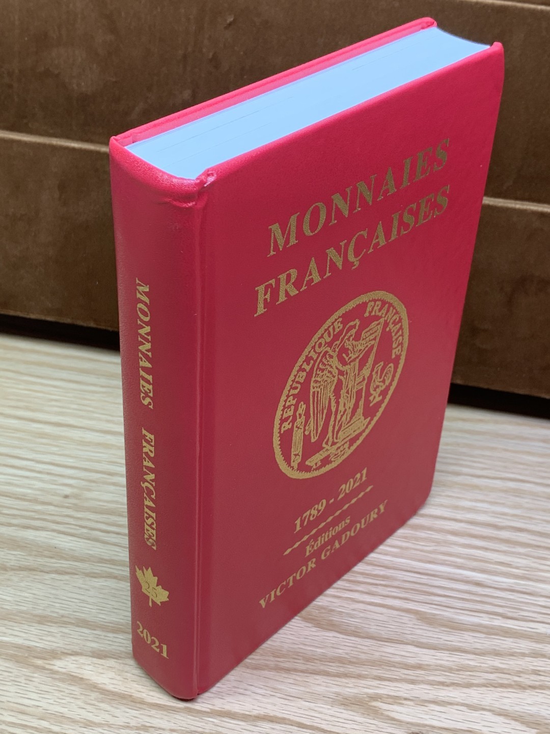 《竞宝斋》第146场-周日，周一 2场 (全场包邮) 全新刚拆封，最新版gadour法国硬币目录（1789-2021），最畅销的法国硬币目录之一，584页。法系玩家收藏必备工具书。
