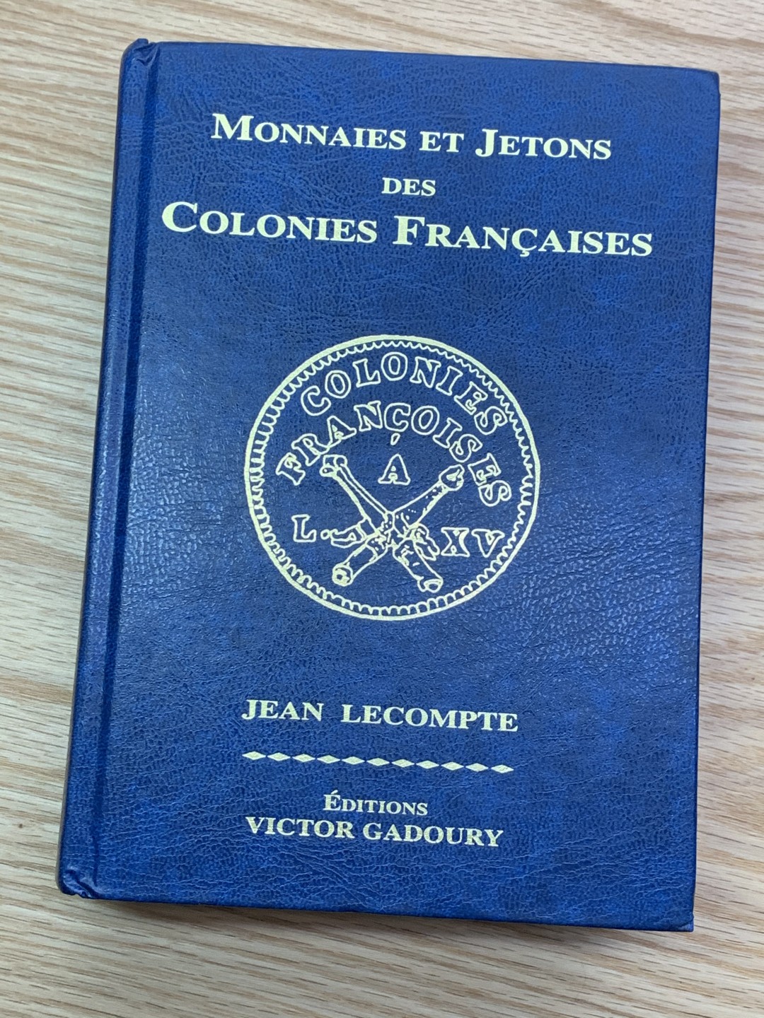 《竞宝斋》第146场-周日，周一 2场 (全场包邮) 市场少见 法国jetons 法国殖民地钱币目录/1498年--至今，736页，书尾有详细的英文对照索引，查询币非常方便 Monnaies et jetons des colonies françaises / Jean Lecompte