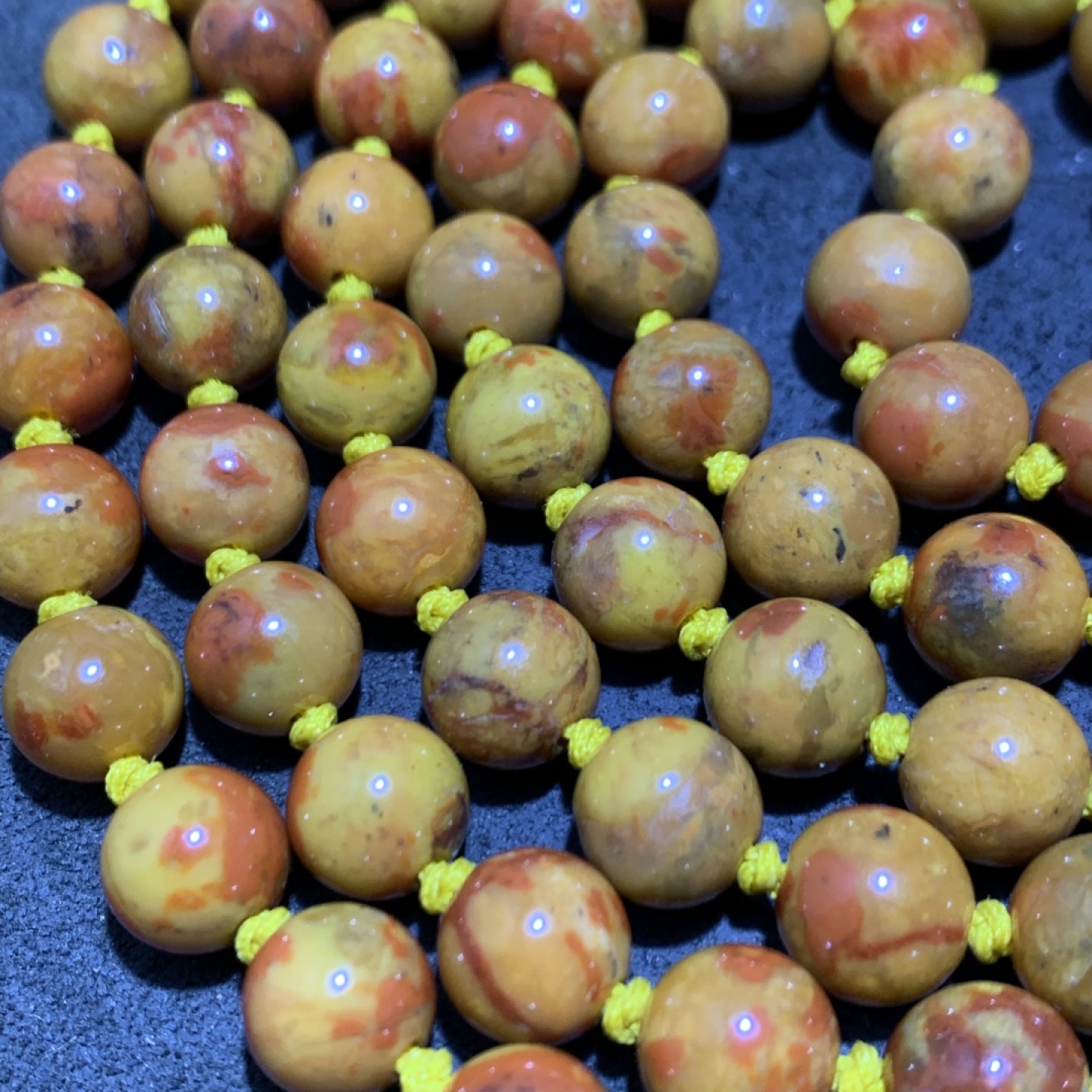 精美蒙料战国红玛瑙108圆珠手串一条，