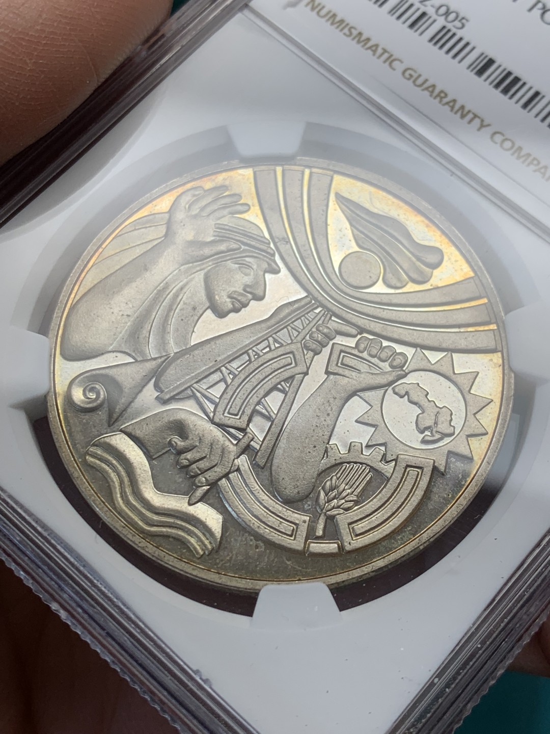 《竞宝斋》第146场-周日，周一 2场 (全场包邮) NGC-PF66 伊拉克AH1398年 十周年革命纪念 1盎司银章 淡彩包浆 非常漂亮