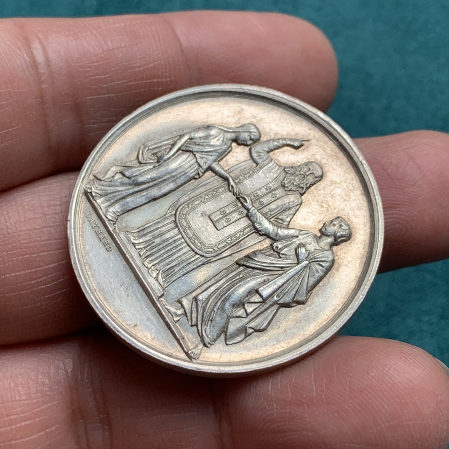 《竞宝斋》第146场-周日，周一 2场 (全场包邮) 法国结婚纪念银章  重量：21.7gr  直径：36mm 边铭：蜜蜂+银标 牧师祝福 少见品种