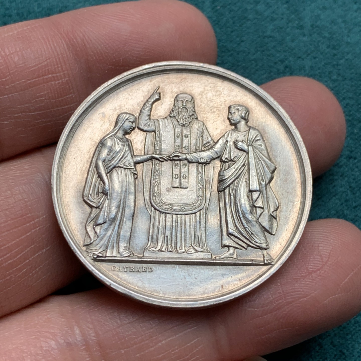 《竞宝斋》第146场-周日，周一 2场 (全场包邮) 法国结婚纪念银章  重量：21.7gr  直径：36mm 边铭：蜜蜂+银标 牧师祝福 少见品种