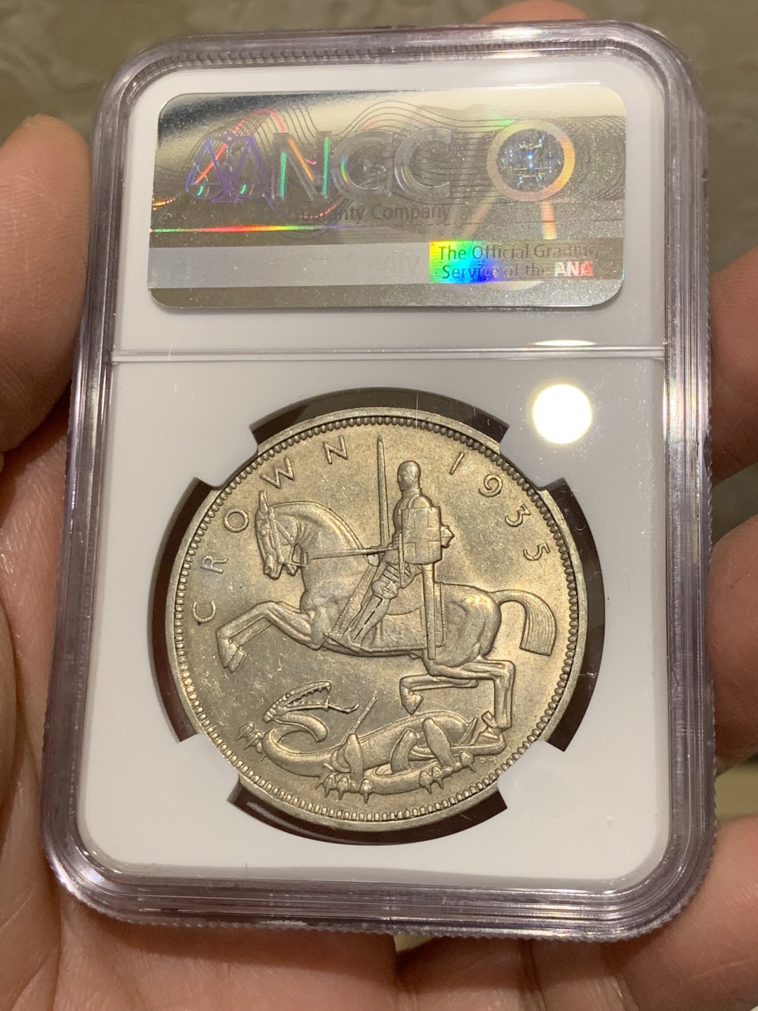 《竞宝斋》第146场-周日，周一 2场 (全场包邮) NGC-MS63 英国1935年乔五木马剑克朗银币，转光强烈，打制深峻，无明显瑕疵