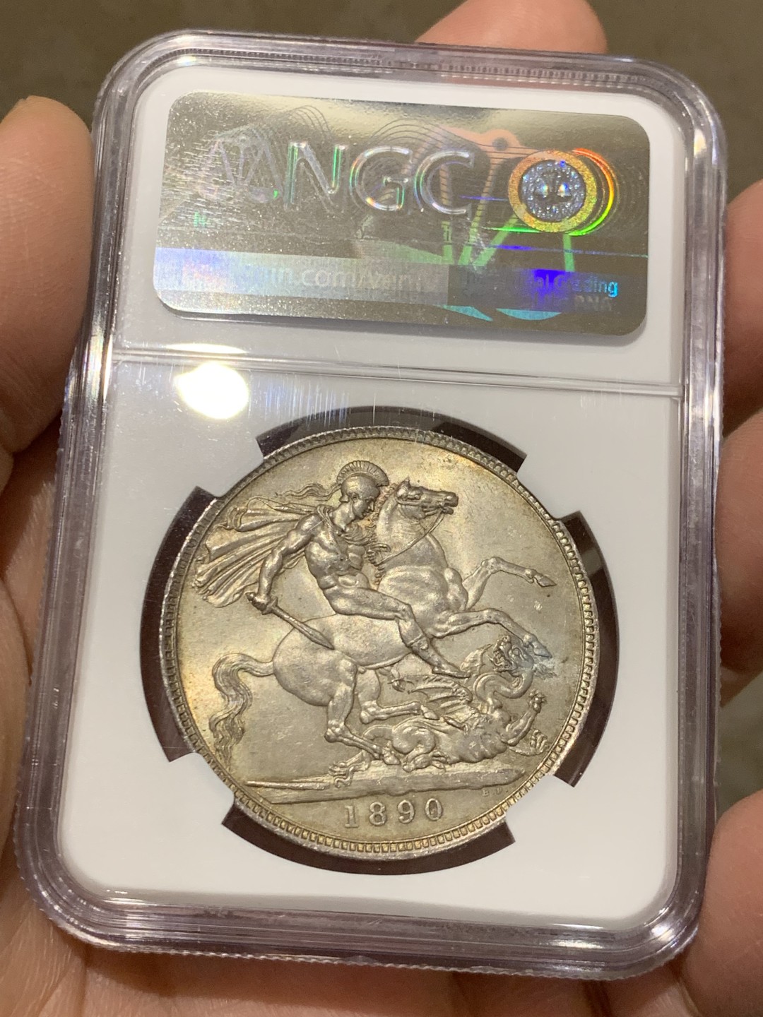 《竞宝斋》第146场-周日，周一 2场 (全场包邮) NGC-MS63 英国 1890年维多利亚高冠 马剑银币 底板完美，淡包浆，N盒同分11枚，更高分仅9枚